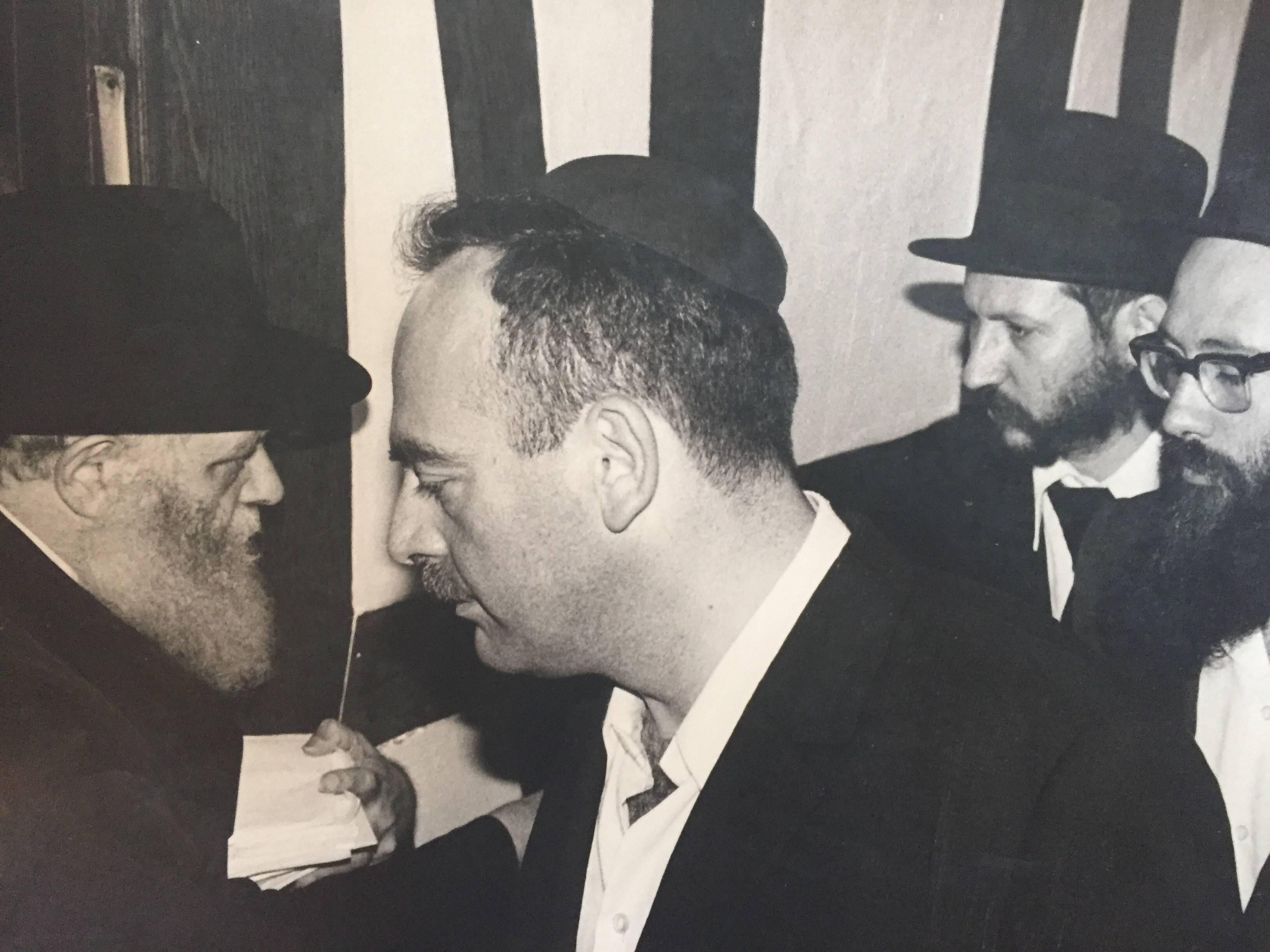 Rara foto originale d'epoca della corte del Lubavitcher Rebbe 770 Chabad - Photograph di Levi Yitzchak Freidin