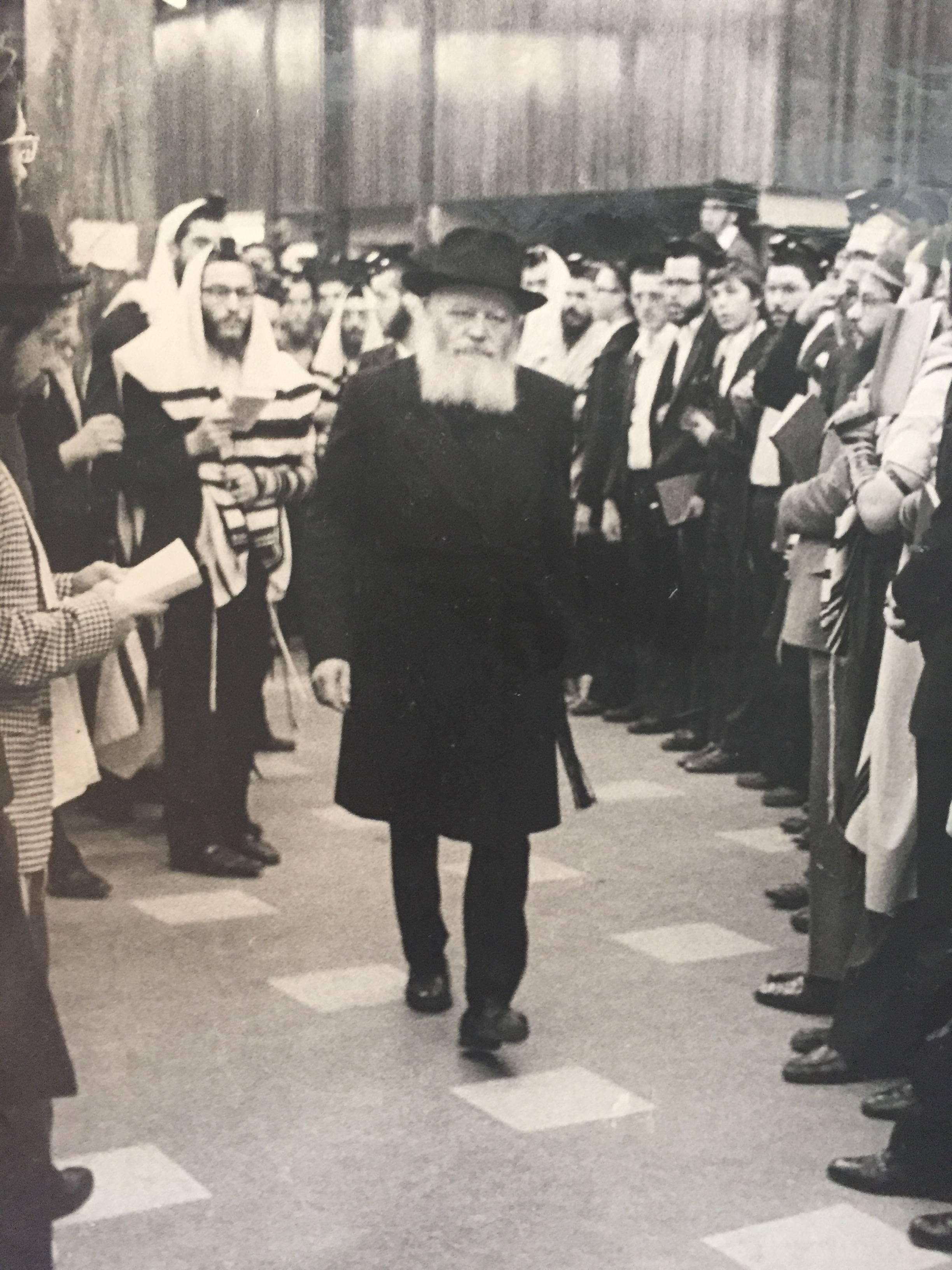 Seltenes Originalfoto aus dem Hof des Lubavitcher Rebbe 770 Chabad, Vintage – Photograph von Levi Yitzchak Freidin