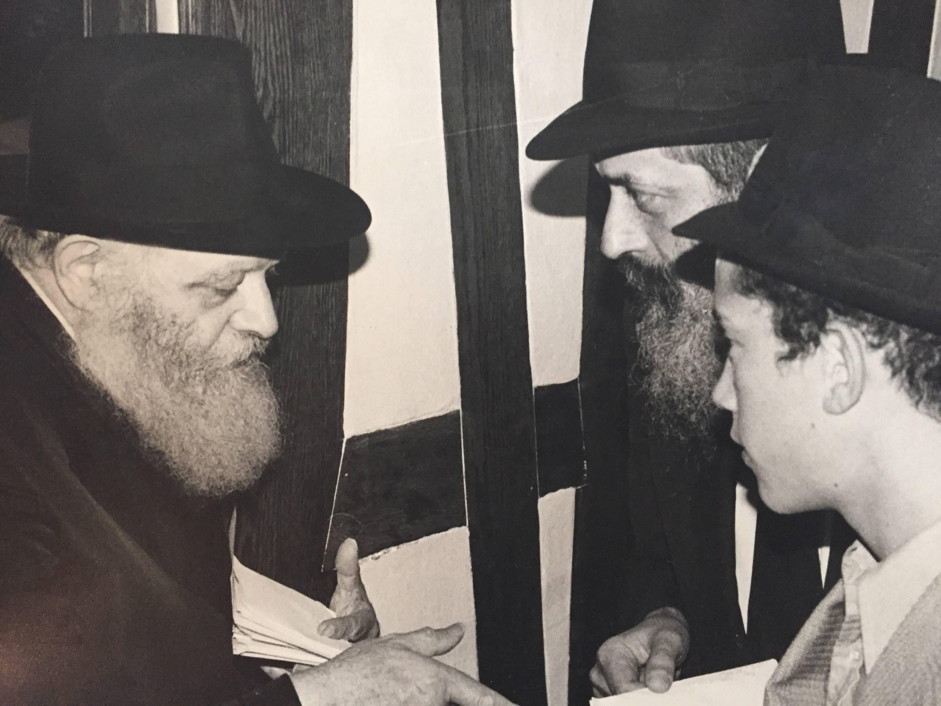 Seltenes Originalfoto aus dem Hof des Lubavitcher Rebbe 770 Chabad, Vintage – Photograph von Levi Yitzchak Freidin