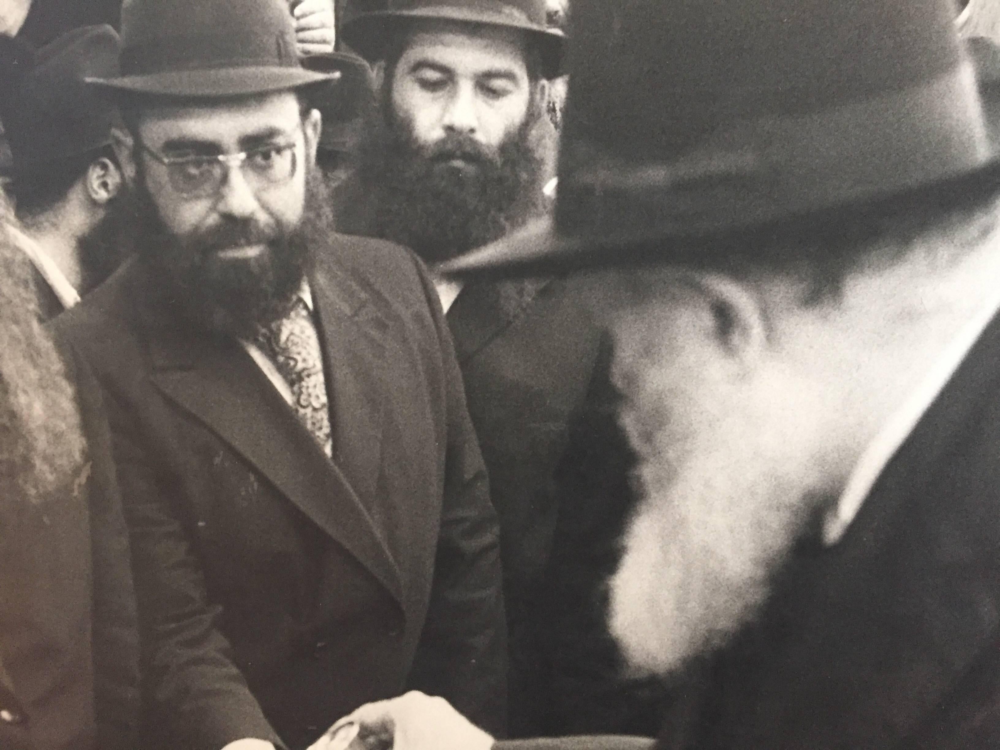 Seltenes Originalfoto aus dem Hof des Lubavitcher Rebbe 770 Chabad, Vintage – Photograph von Levi Yitzchak Freidin