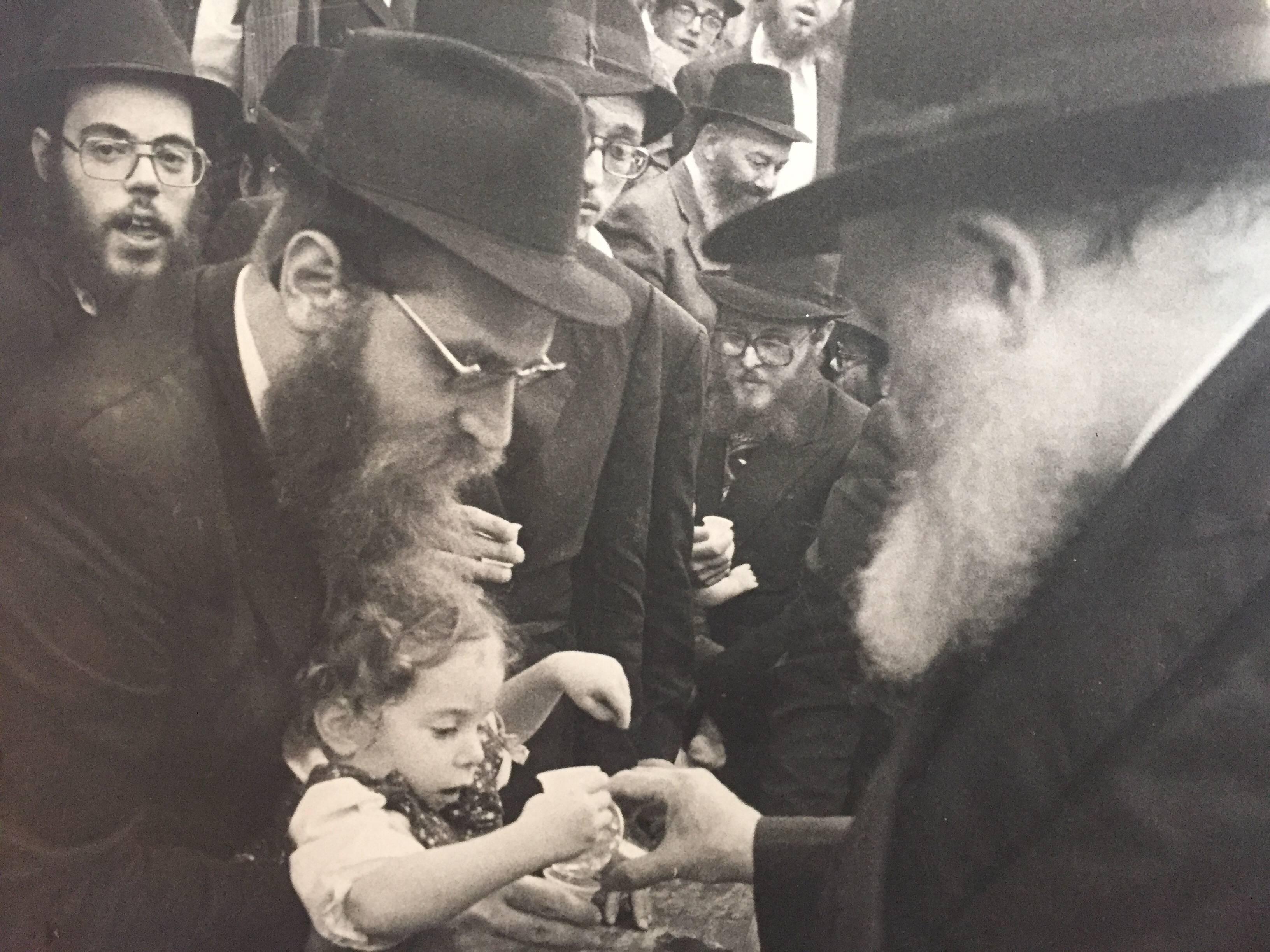 Seltenes Originalfoto aus dem Hof des Lubavitcher Rebbe 770 Chabad, Vintage – Photograph von Levi Yitzchak Freidin