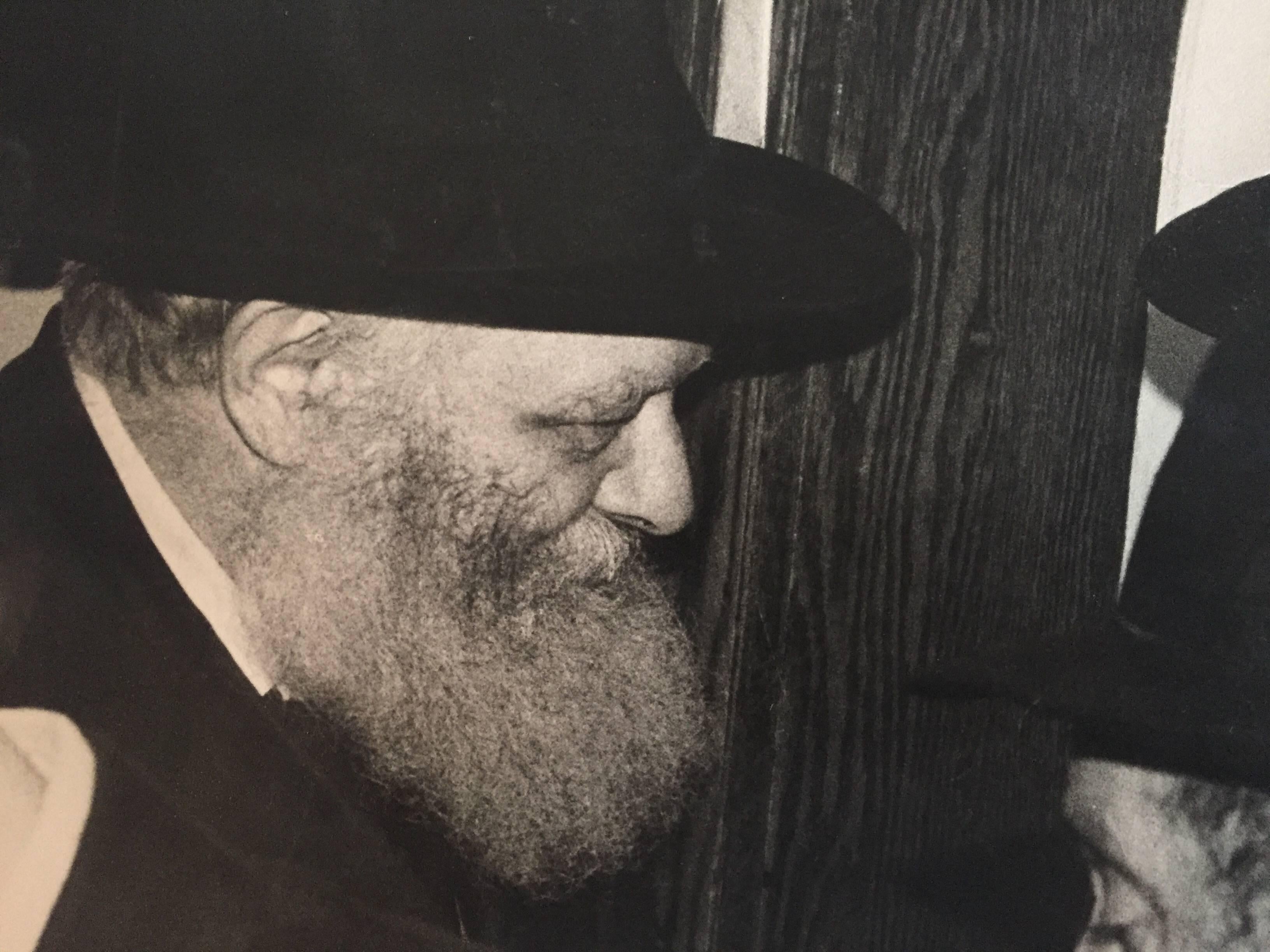 Seltenes Originalfoto aus dem Hof des Lubavitcher Rebbe 770 Chabad, Vintage – Photograph von Levi Yitzchak Freidin
