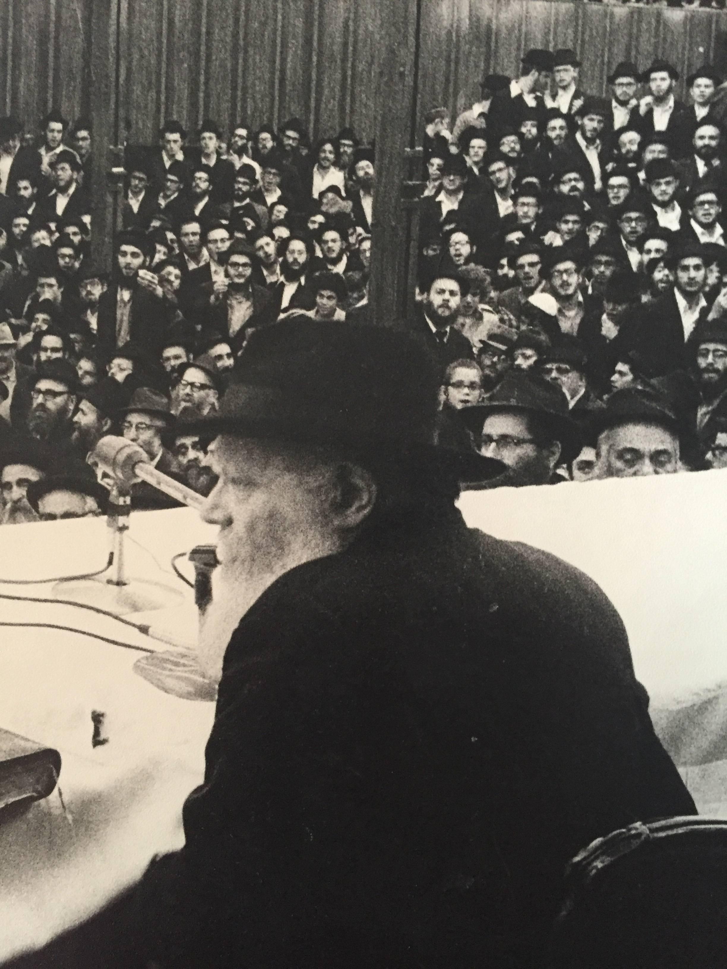 Seltenes Originalfoto aus dem Hof des Lubavitcher Rebbe 770 Chabad, Vintage – Photograph von Levi Yitzchak Freidin