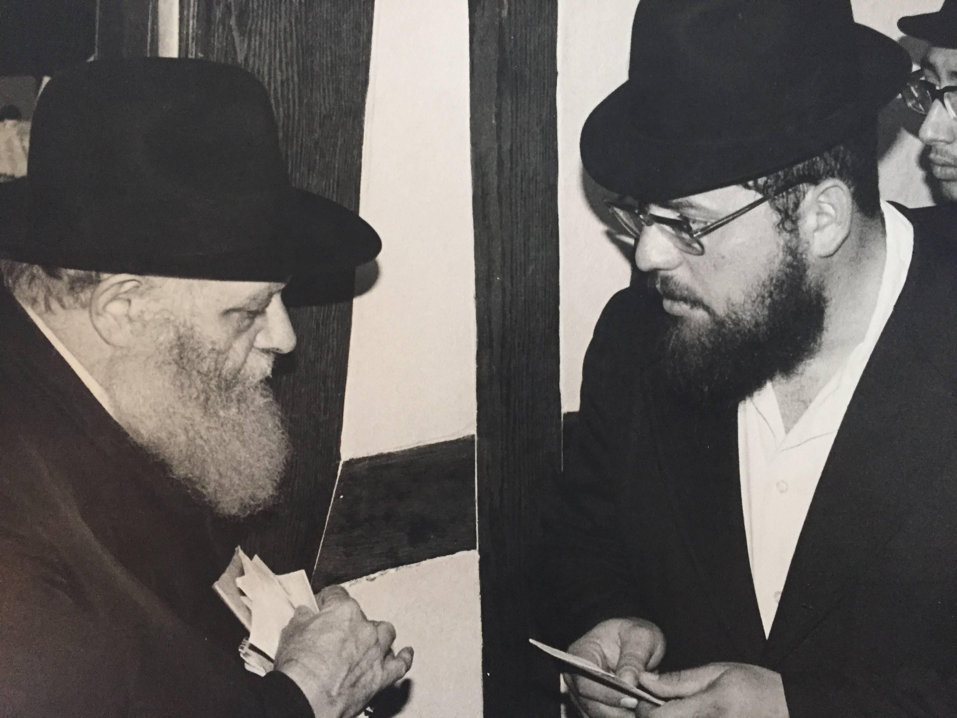 Seltenes Originalfoto aus dem Hof des Lubavitcher Rebbe 770 Chabad, Vintage – Photograph von Levi Yitzchak Freidin