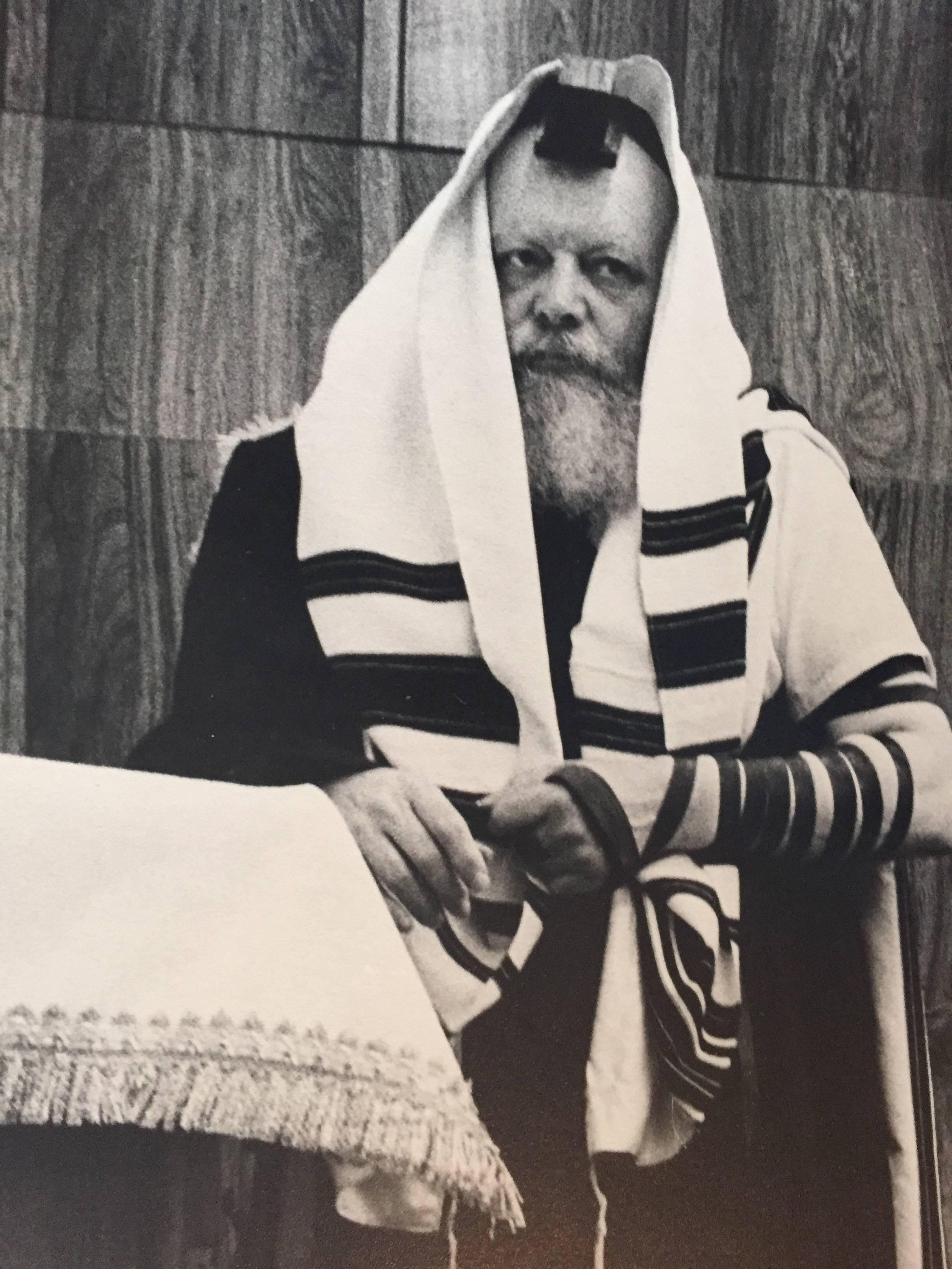 Seltenes Originalfoto aus dem Hof des Lubavitcher Rebbe 770 Chabad, Vintage – Photograph von Levi Yitzchak Freidin