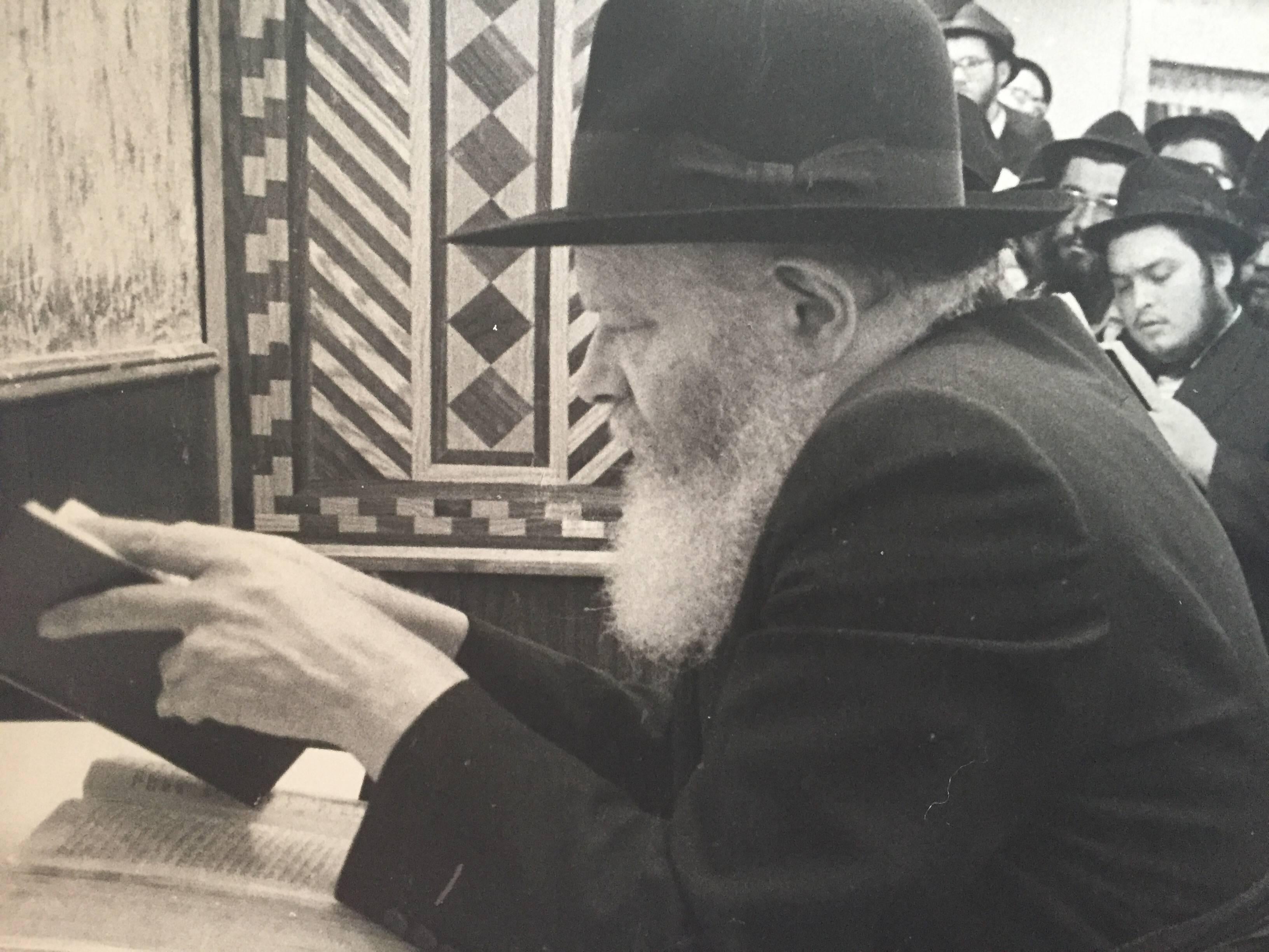 Seltenes Originalfoto aus dem Hof des Lubavitcher Rebbe 770 Chabad, Vintage – Photograph von Levi Yitzchak Freidin