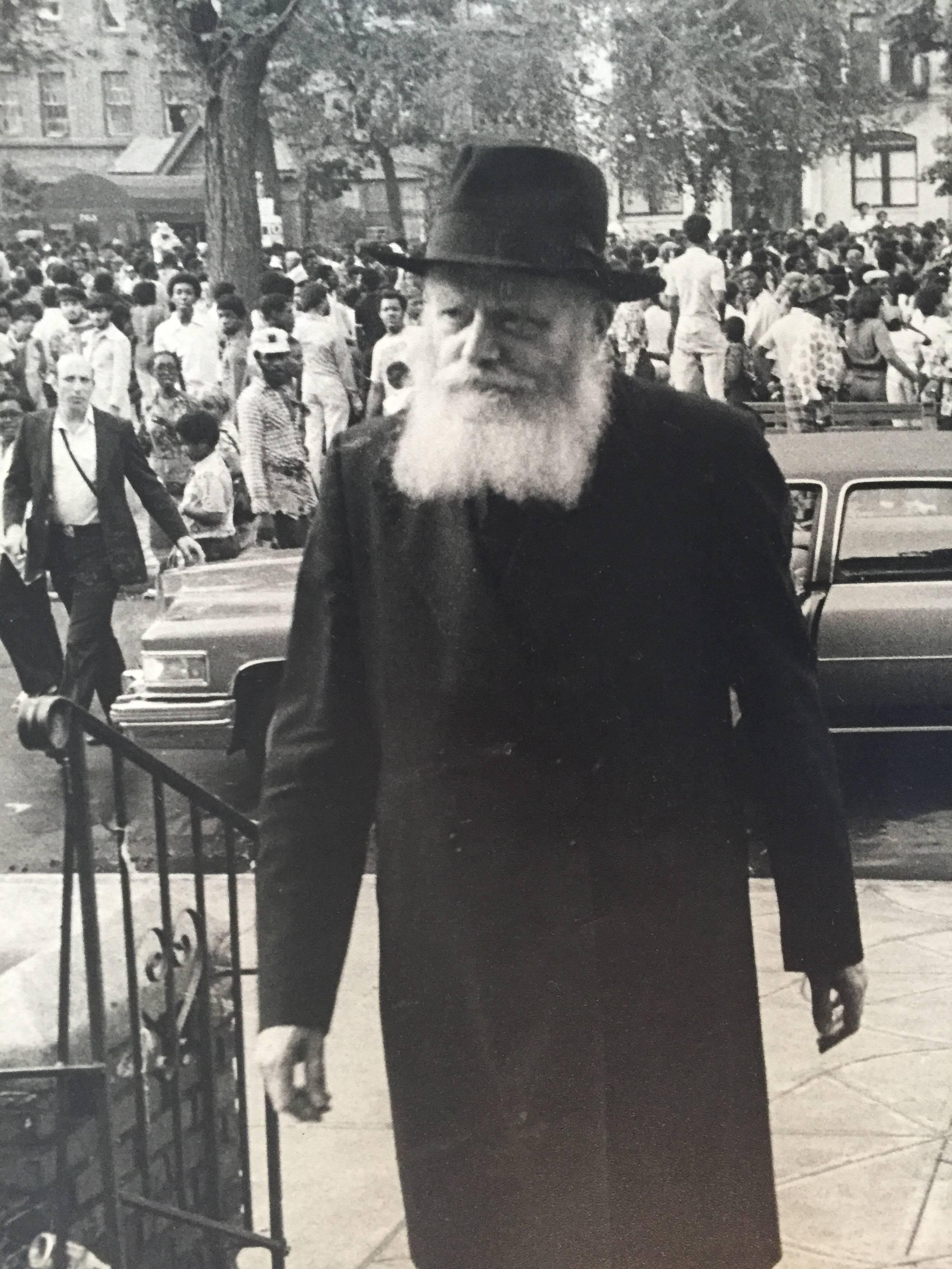 Seltenes Originalfoto aus dem Hof des Lubavitcher Rebbe 770 Chabad, Vintage – Photograph von Levi Yitzchak Freidin
