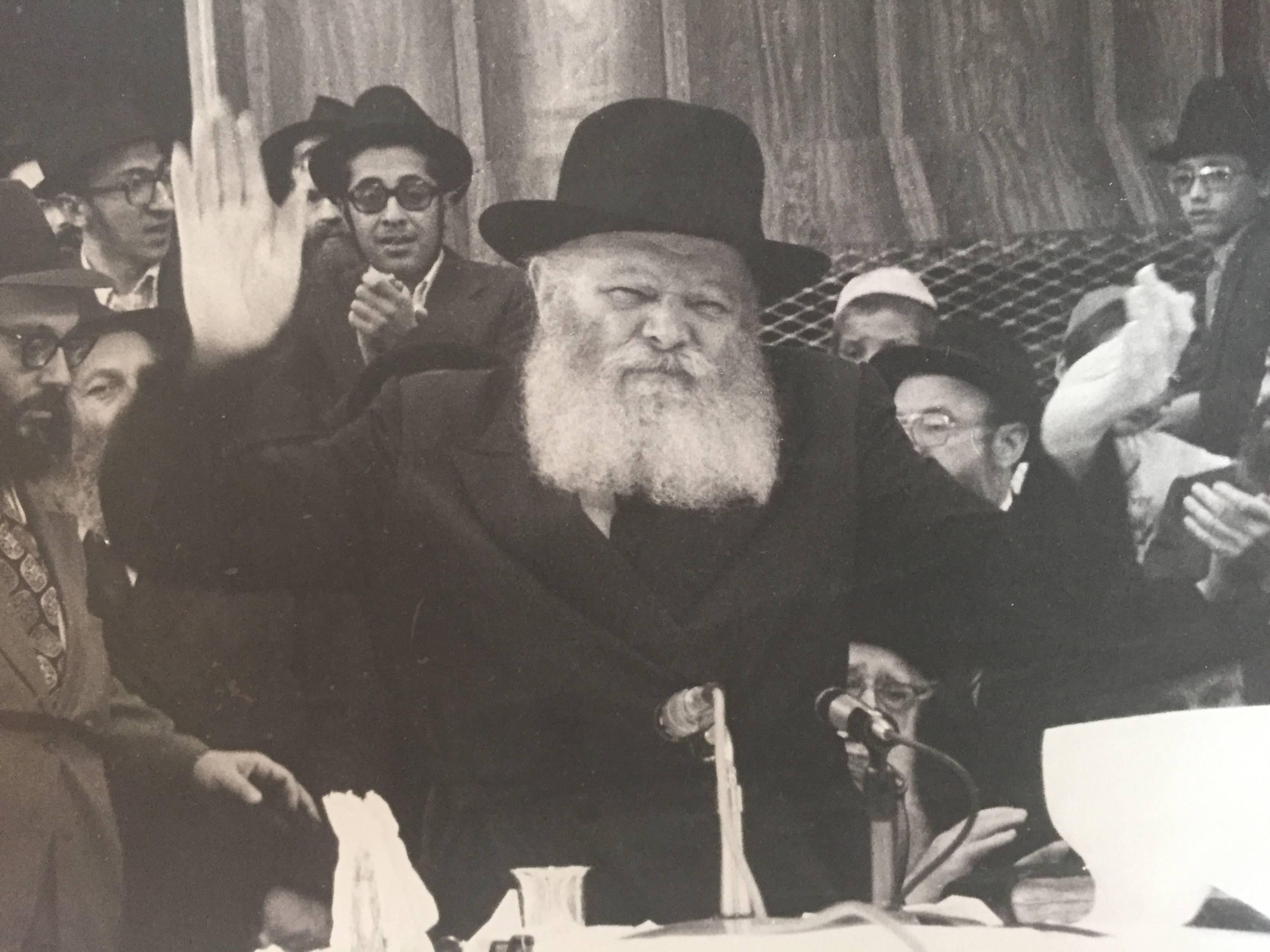 Seltenes Originalfoto aus dem Hof des Lubavitcher Rebbe 770 Chabad, Vintage – Photograph von Levi Yitzchak Freidin