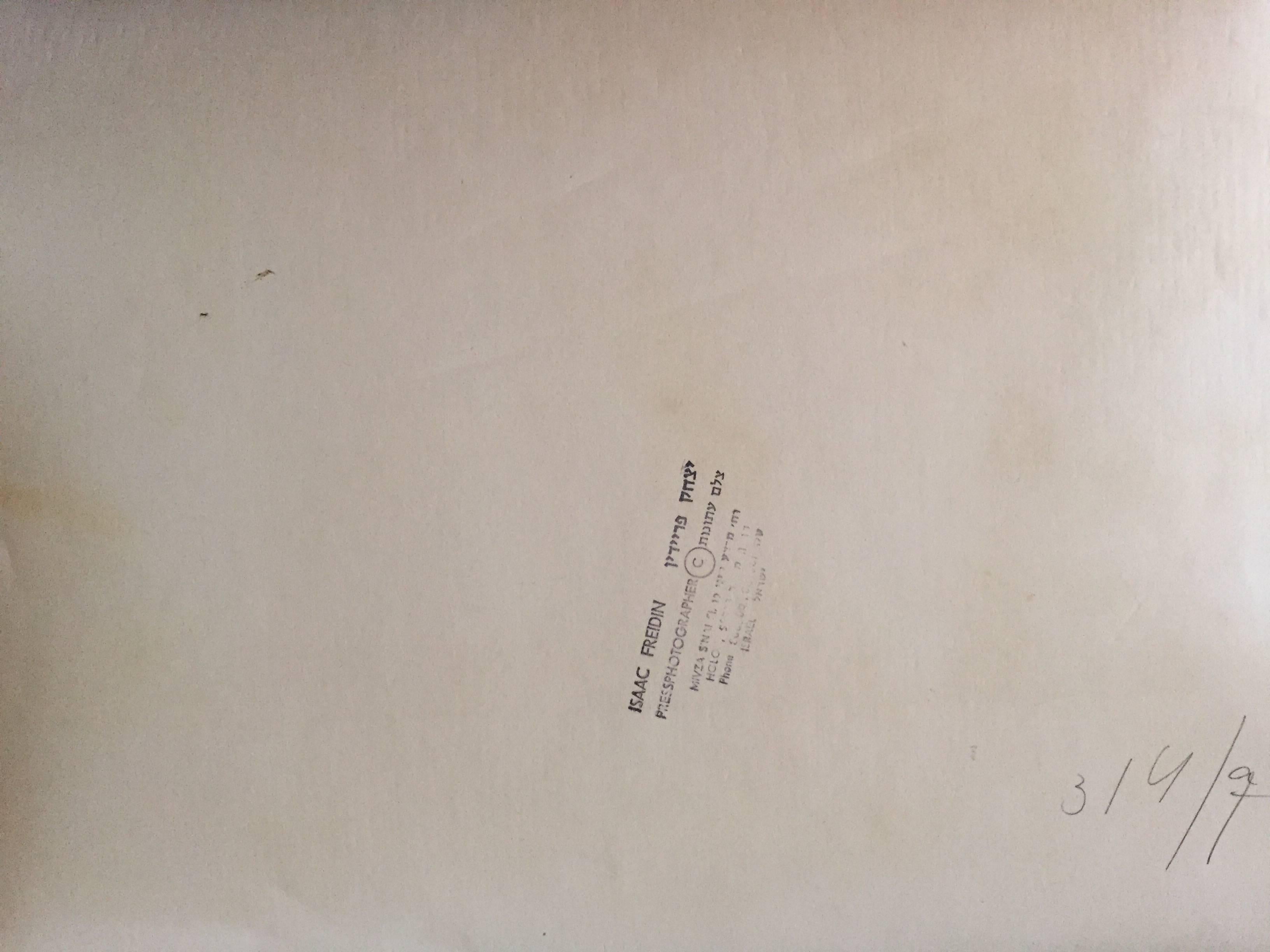 Seltenes Originalfoto aus dem Hof des Lubavitcher Rebbe 770 Chabad, Vintage (Akademisch), Photograph, von Levi Yitzchak Freidin