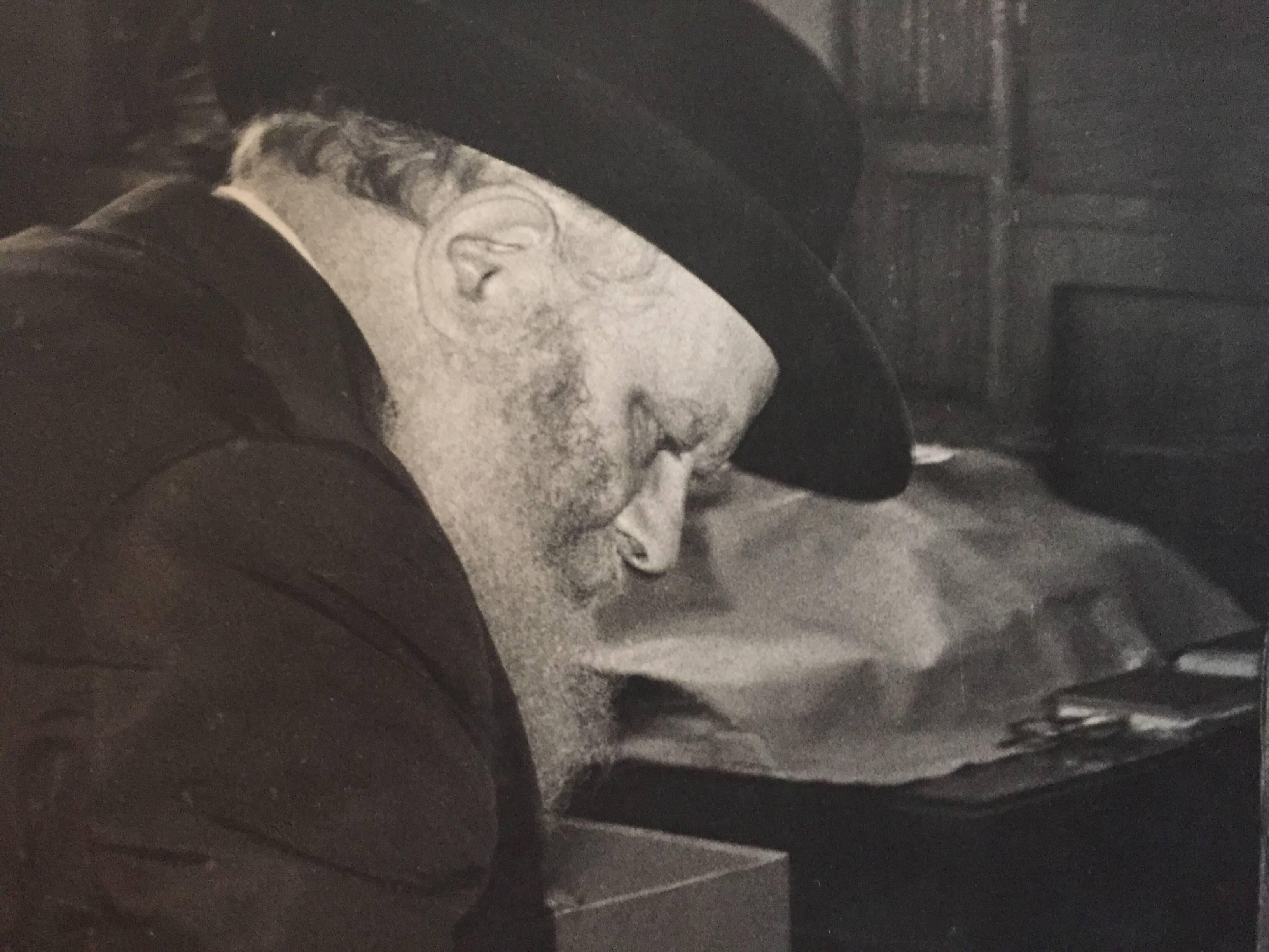 Seltenes Originalfoto aus dem Hof des Lubavitcher Rebbe 770 Chabad, Vintage (Amerikanische Moderne), Photograph, von Levi Yitzchak Freidin