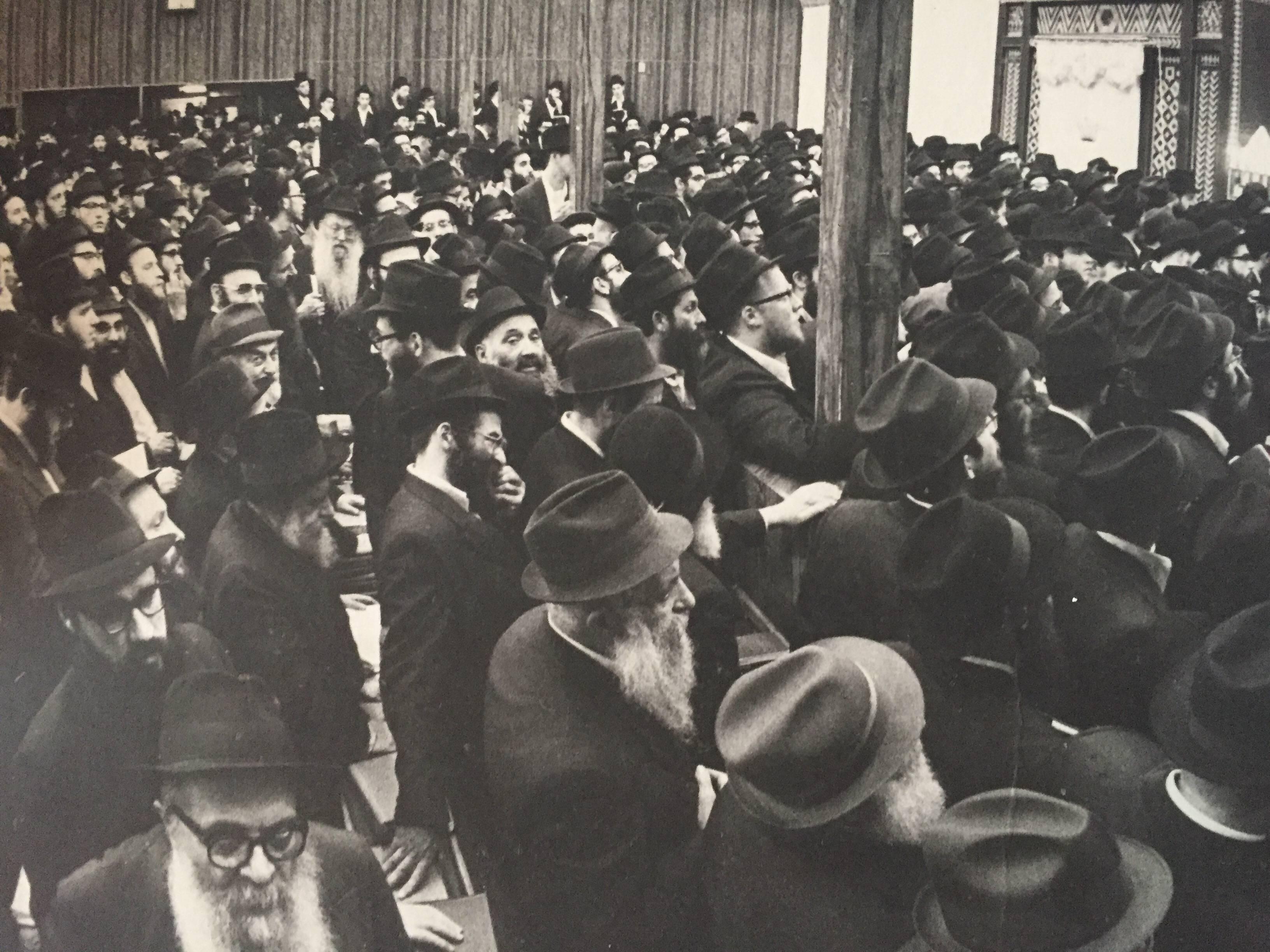 Seltenes Originalfoto aus dem Hof des Lubavitcher Rebbe 770 Chabad, Vintage (Amerikanische Moderne), Photograph, von Levi Yitzchak Freidin