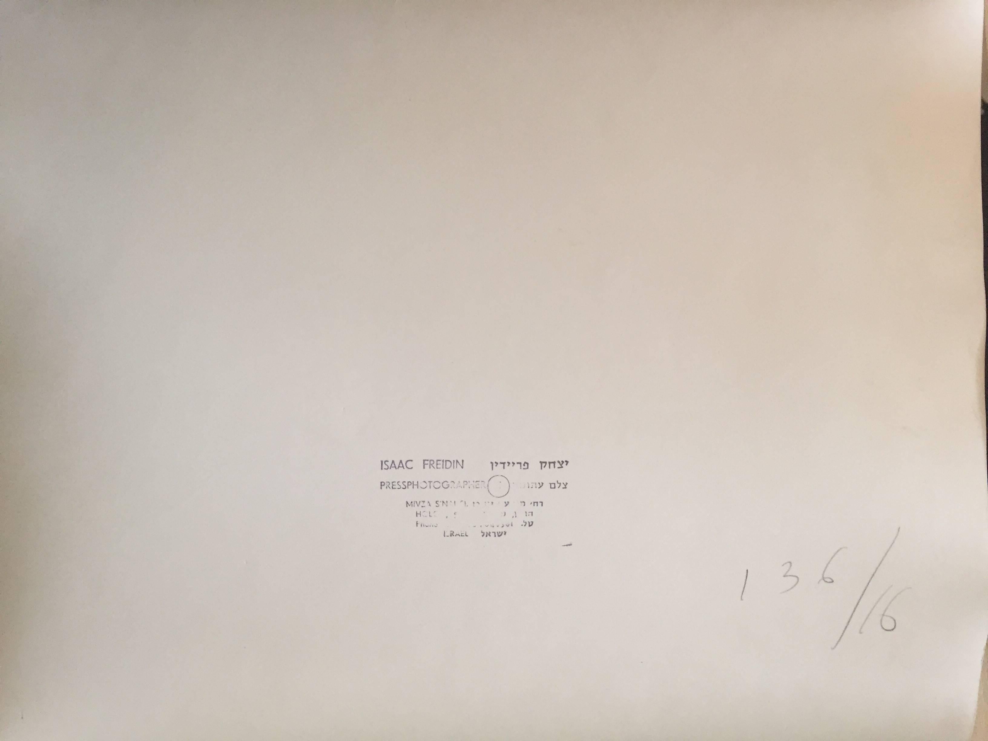 Seltenes Originalfoto aus dem Hof des Lubavitcher Rebbe 770 Chabad, Vintage (Moderne), Photograph, von Levi Yitzchak Freidin
