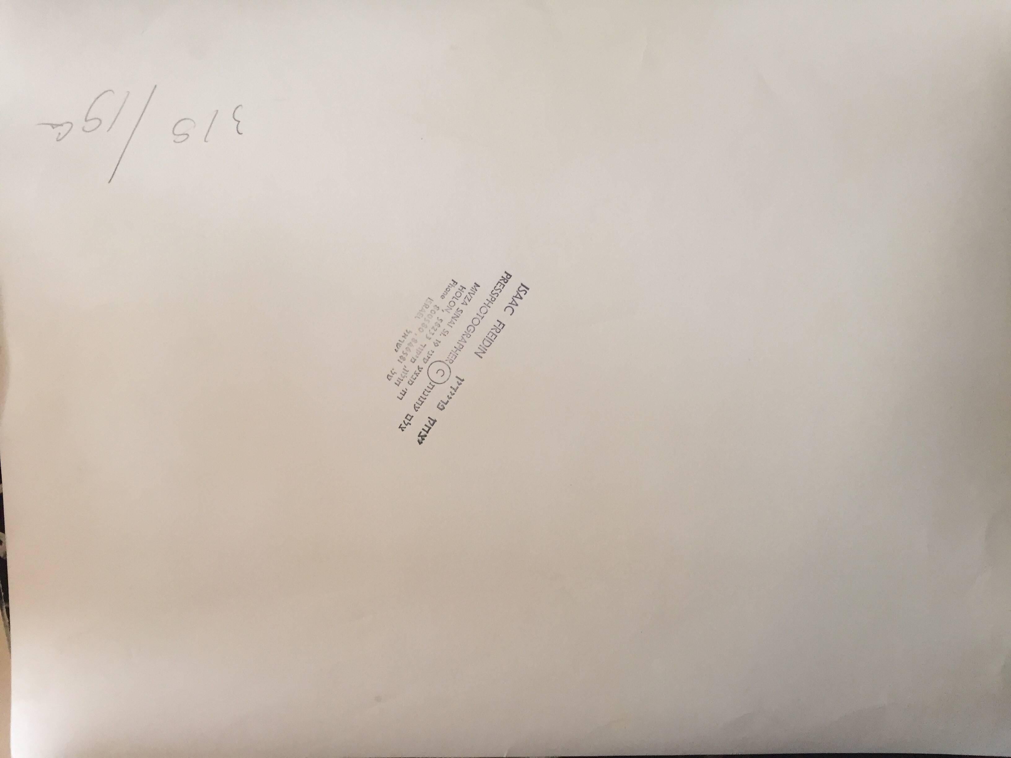 Seltenes Originalfoto aus dem Hof des Lubavitcher Rebbe 770 Chabad, Vintage (Abstrakt), Photograph, von Levi Yitzchak Freidin