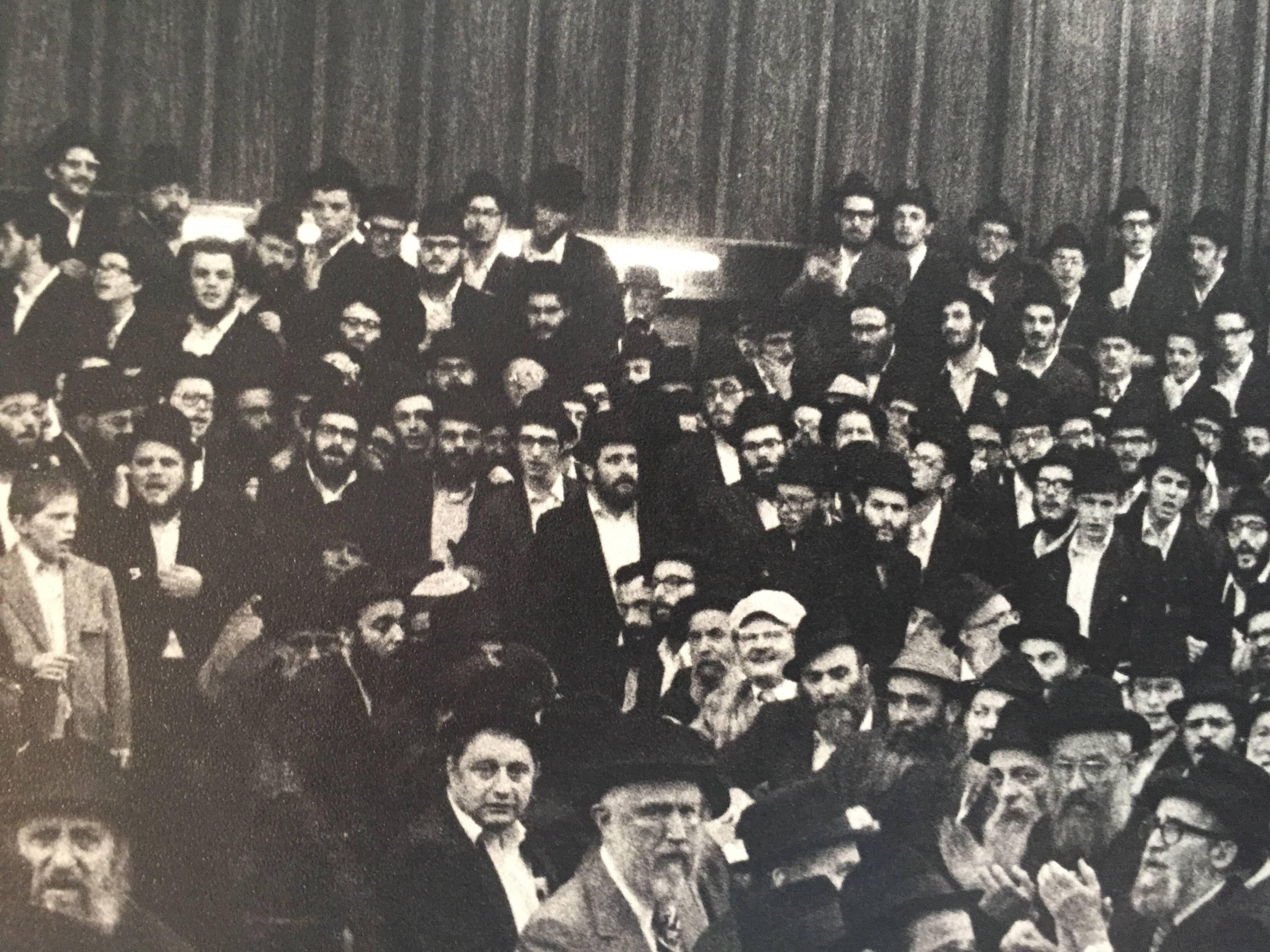 Seltenes Originalfoto aus dem Hof des Lubavitcher Rebbe 770 Chabad, Vintage (Abstrakt), Photograph, von Levi Yitzchak Freidin