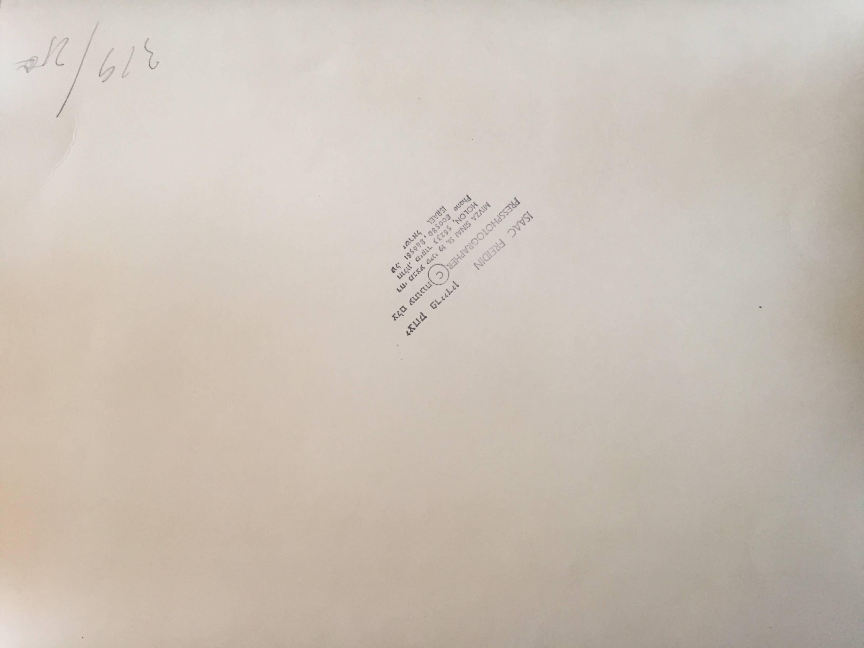 Seltenes Originalfoto aus dem Hof des Lubavitcher Rebbe 770 Chabad, Vintage (Moderne), Photograph, von Levi Yitzchak Freidin