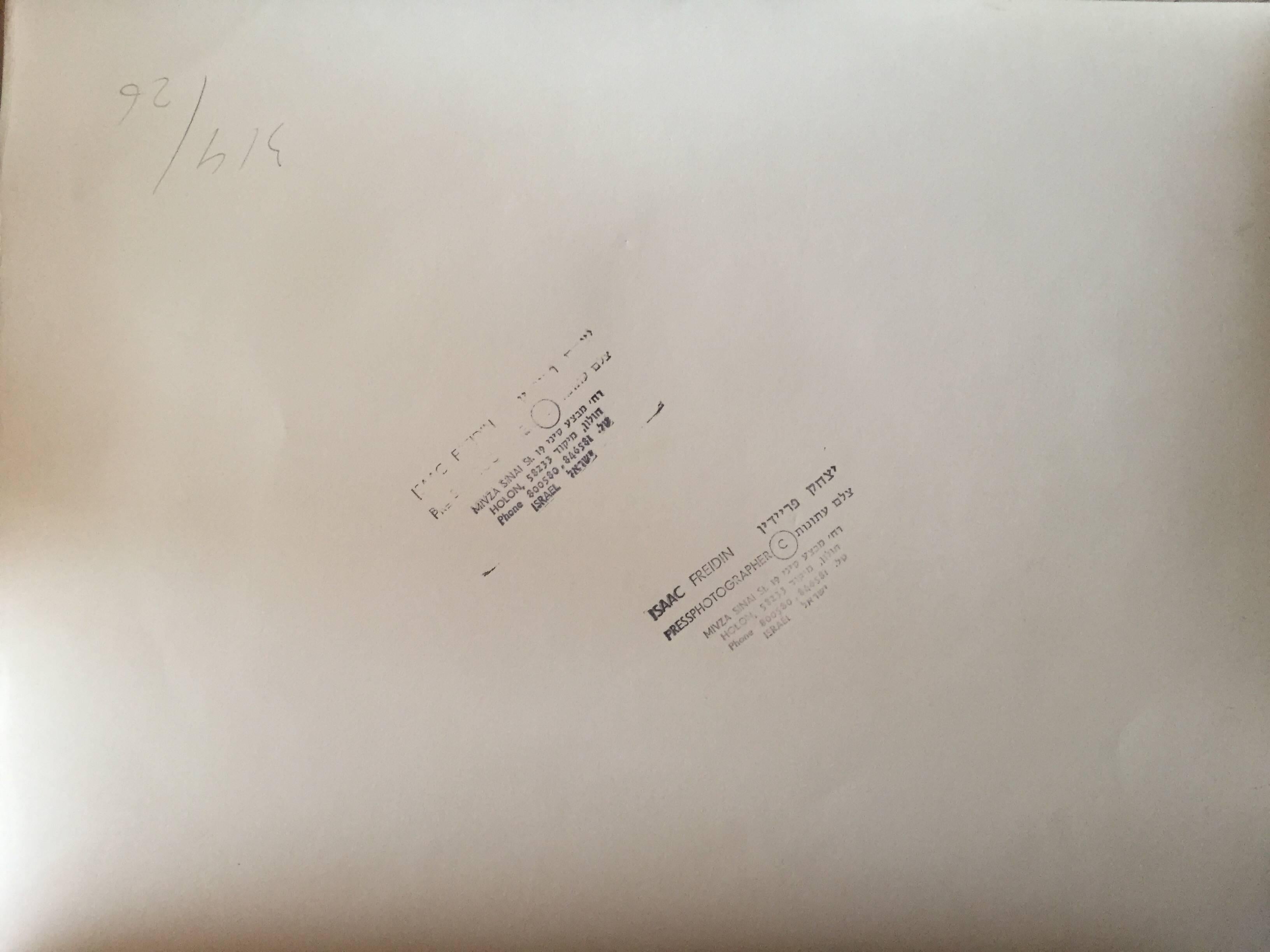 Seltenes Originalfoto aus dem Hof des Lubavitcher Rebbe 770 Chabad, Vintage (Moderne), Photograph, von Levi Yitzchak Freidin