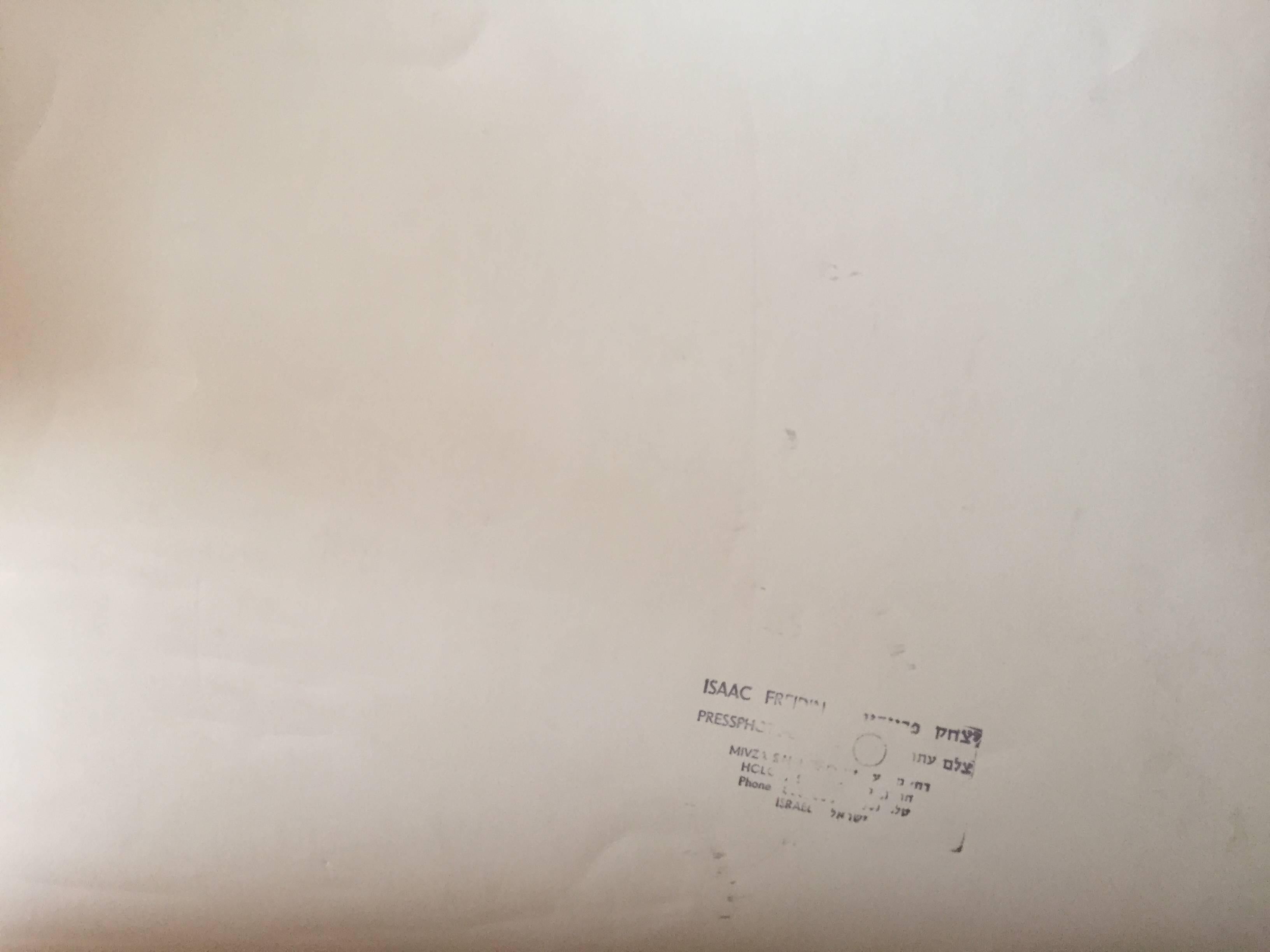 Seltenes Originalfoto aus dem Hof des Lubavitcher Rebbe 770 Chabad, Vintage (Alte Meister), Photograph, von Levi Yitzchak Freidin