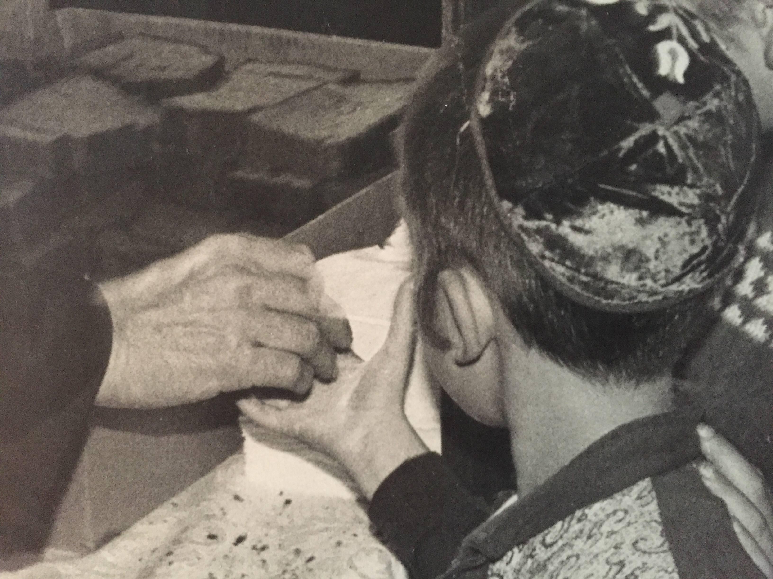 Seltenes Originalfoto aus dem Hof des Lubavitcher Rebbe 770 Chabad, Vintage (Schwarz), Figurative Photograph, von Levi Yitzchak Freidin