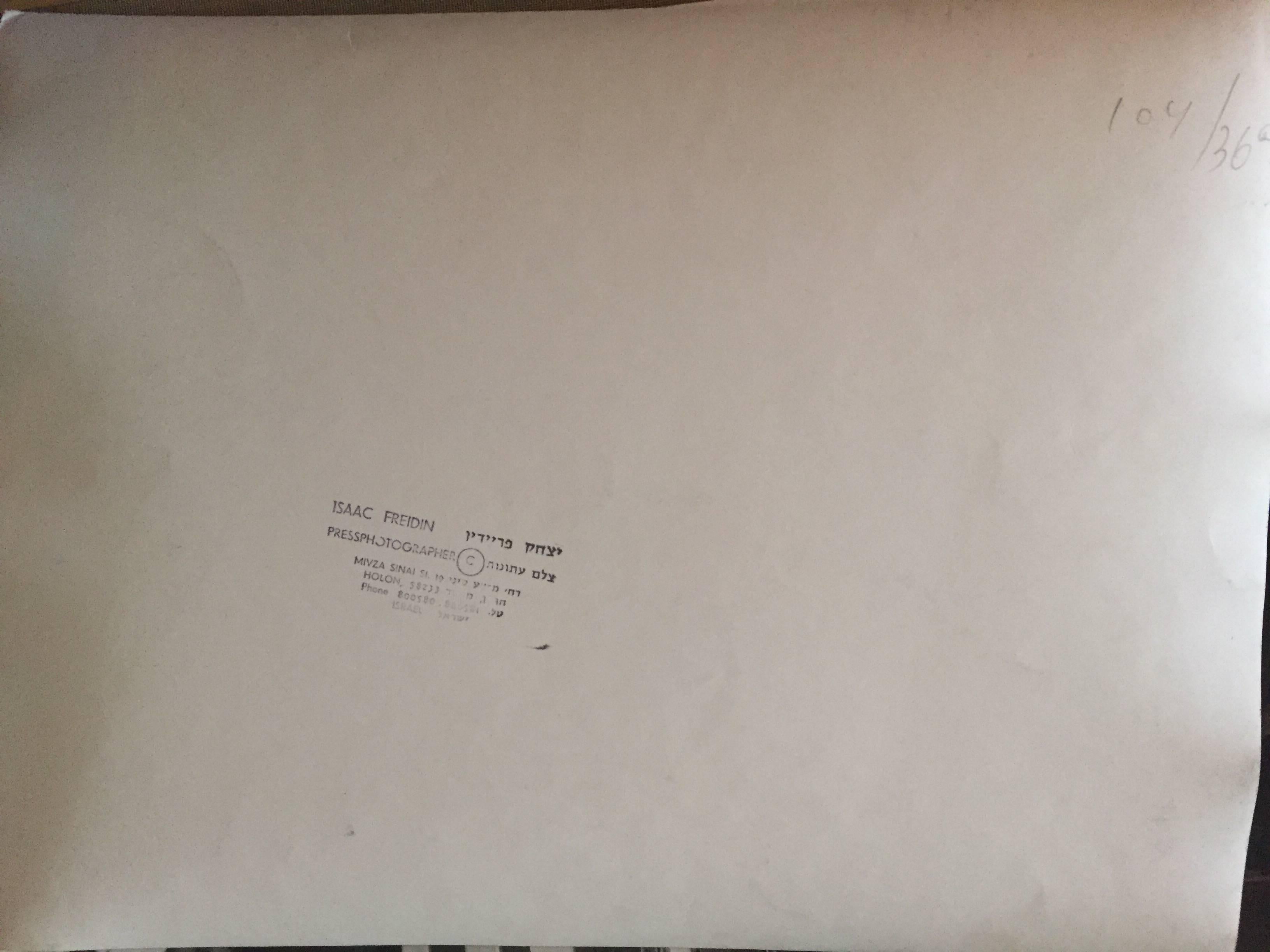 Seltenes Originalfoto aus dem Hof des Lubavitcher Rebbe 770 Chabad, Vintage (Schwarz), Black and White Photograph, von Levi Yitzchak Freidin