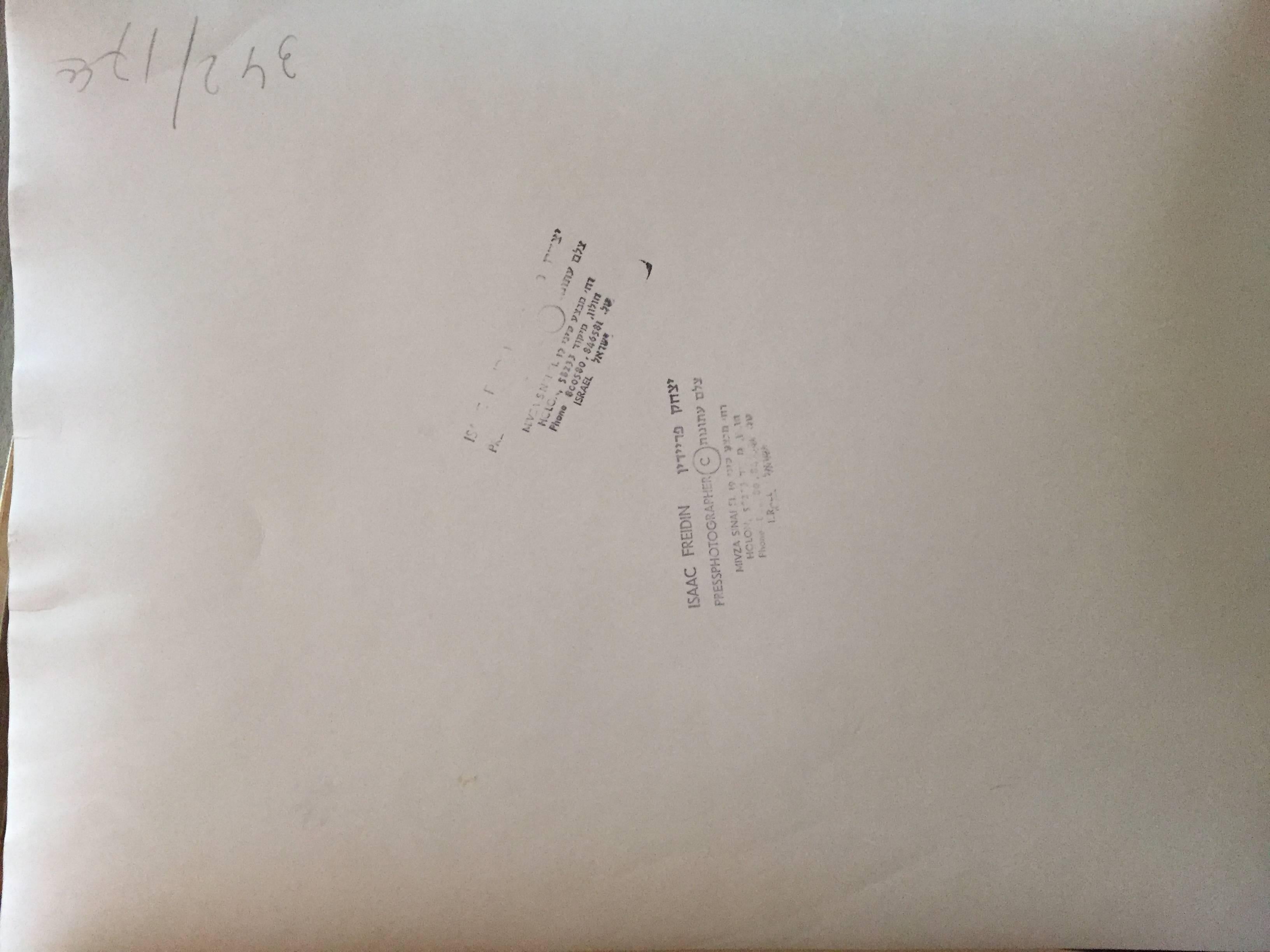 Rabbi Keller und die Familie Keller aus Crown Heights
Es handelt sich um sehr seltene Original-Silbergelatineabzüge aus den 1970er Jahren, die wahrscheinlich aus der Wanderausstellung stammen. Sie sind alle verso vom Fotografen signiert.  Levi