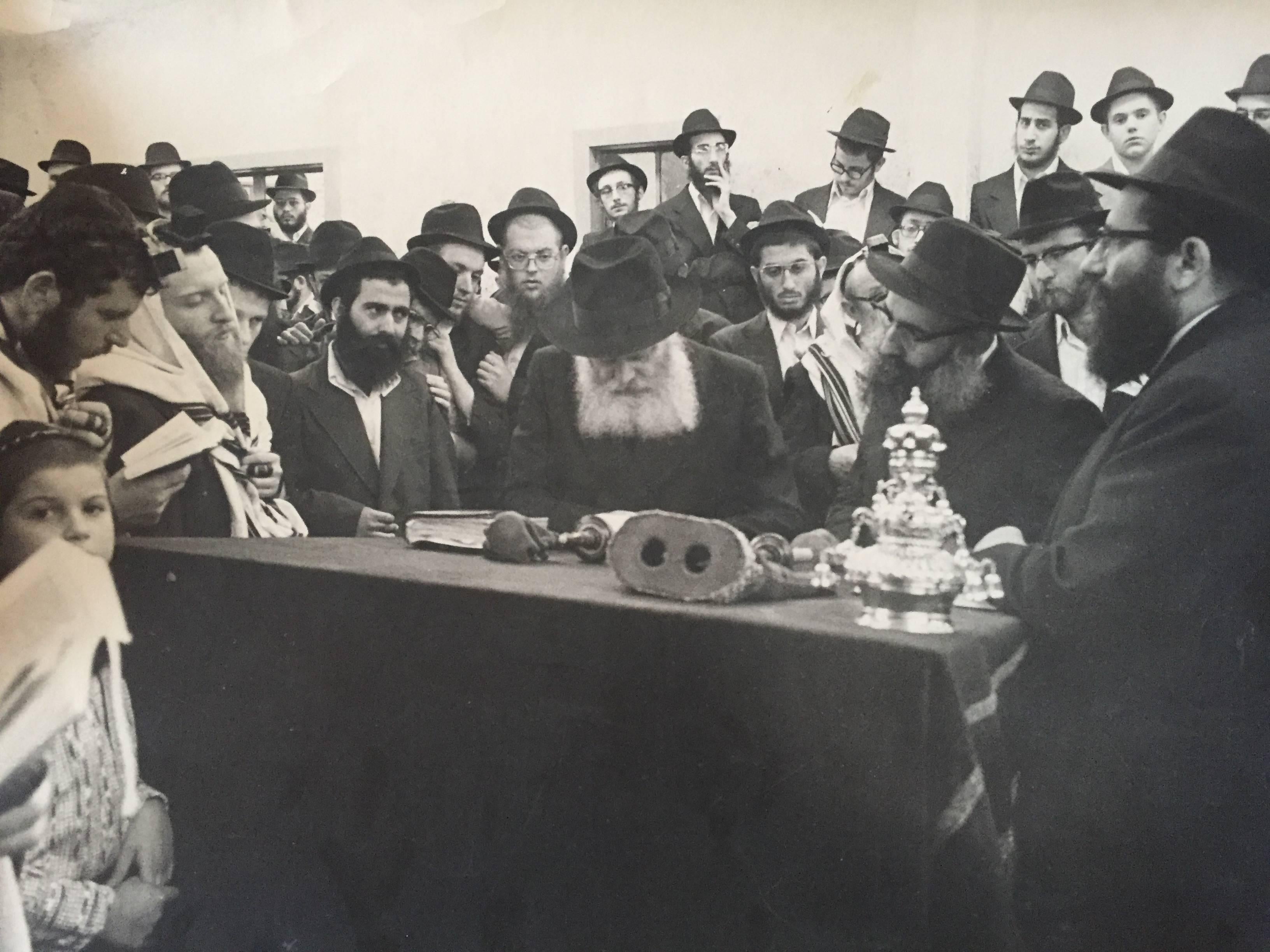 Levi Yitzchak Freidin Figurative Photograph – Seltenes Originalfoto aus dem Hof des Lubavitcher Rebbe 770 Chabad, Vintage