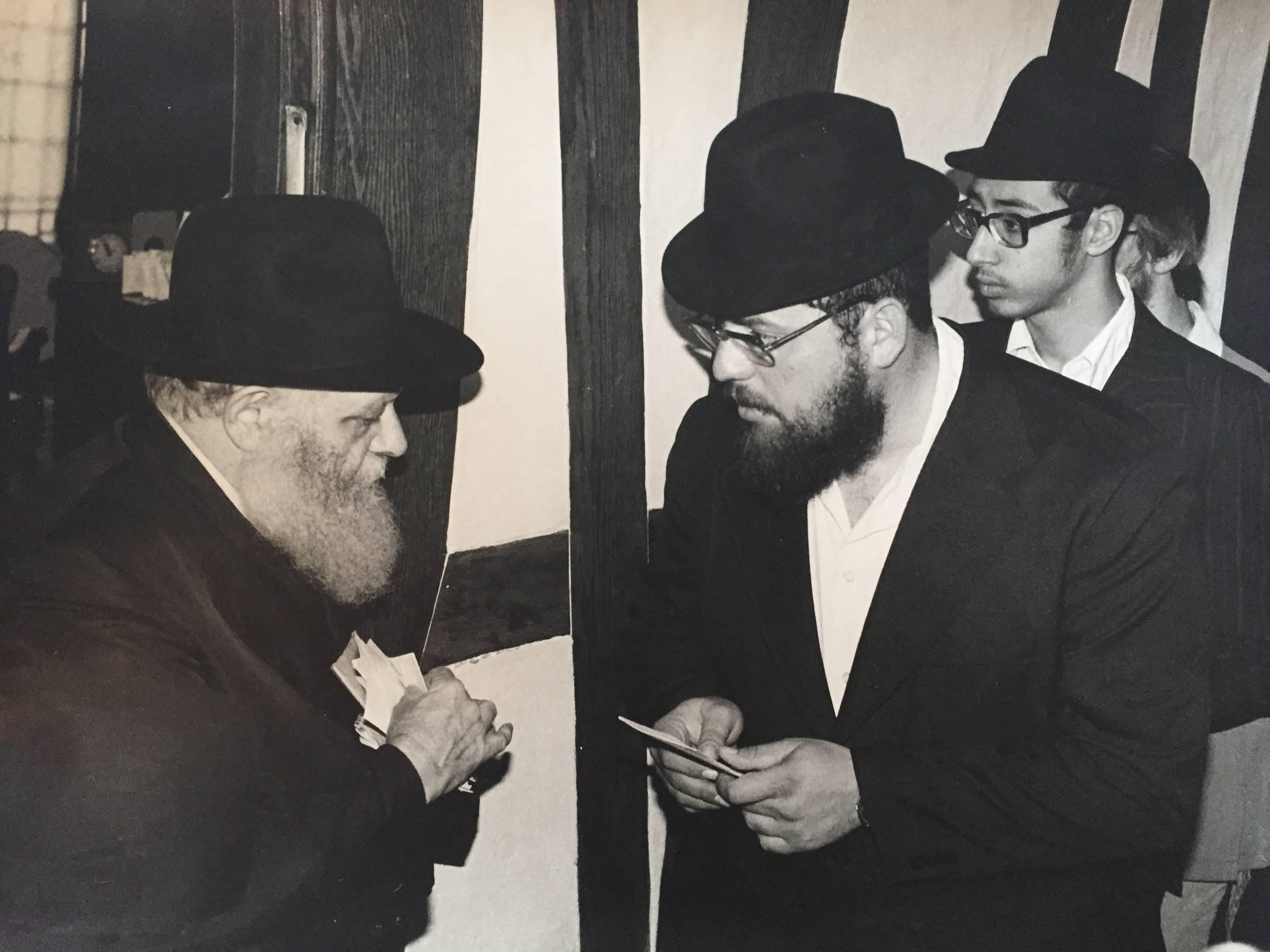 Levi Yitzchak Freidin Figurative Photograph – Seltenes Originalfoto aus dem Hof des Lubavitcher Rebbe 770 Chabad, Vintage