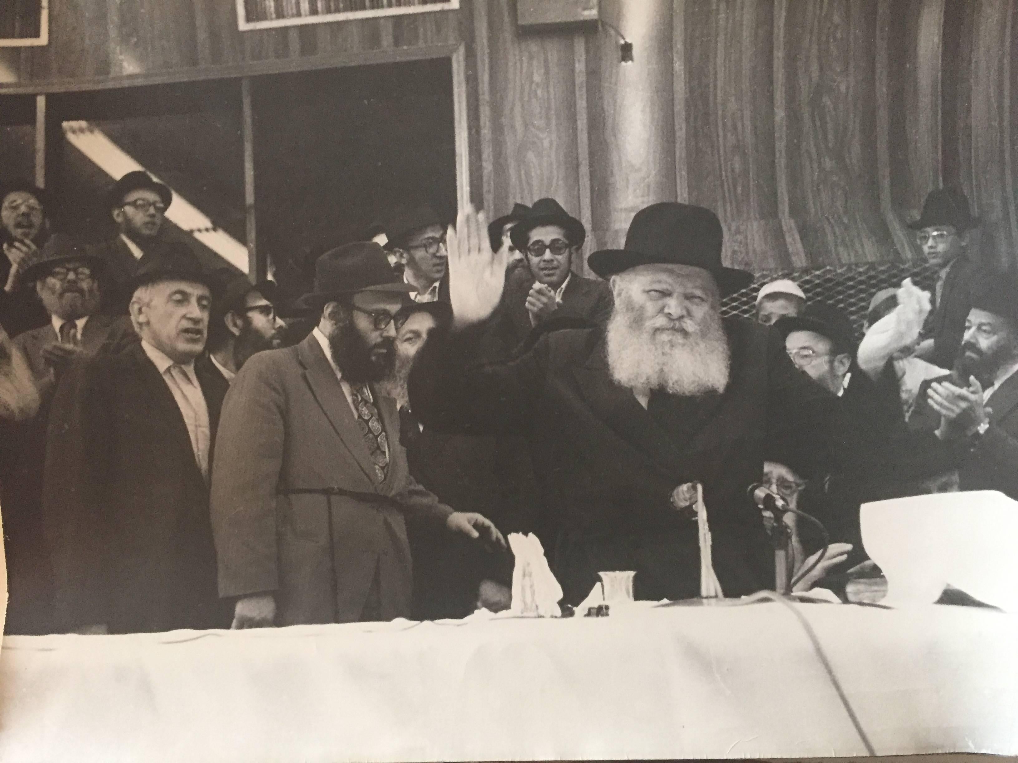 Levi Yitzchak Freidin Figurative Photograph – Seltenes Originalfoto aus dem Hof des Lubavitcher Rebbe 770 Chabad, Vintage