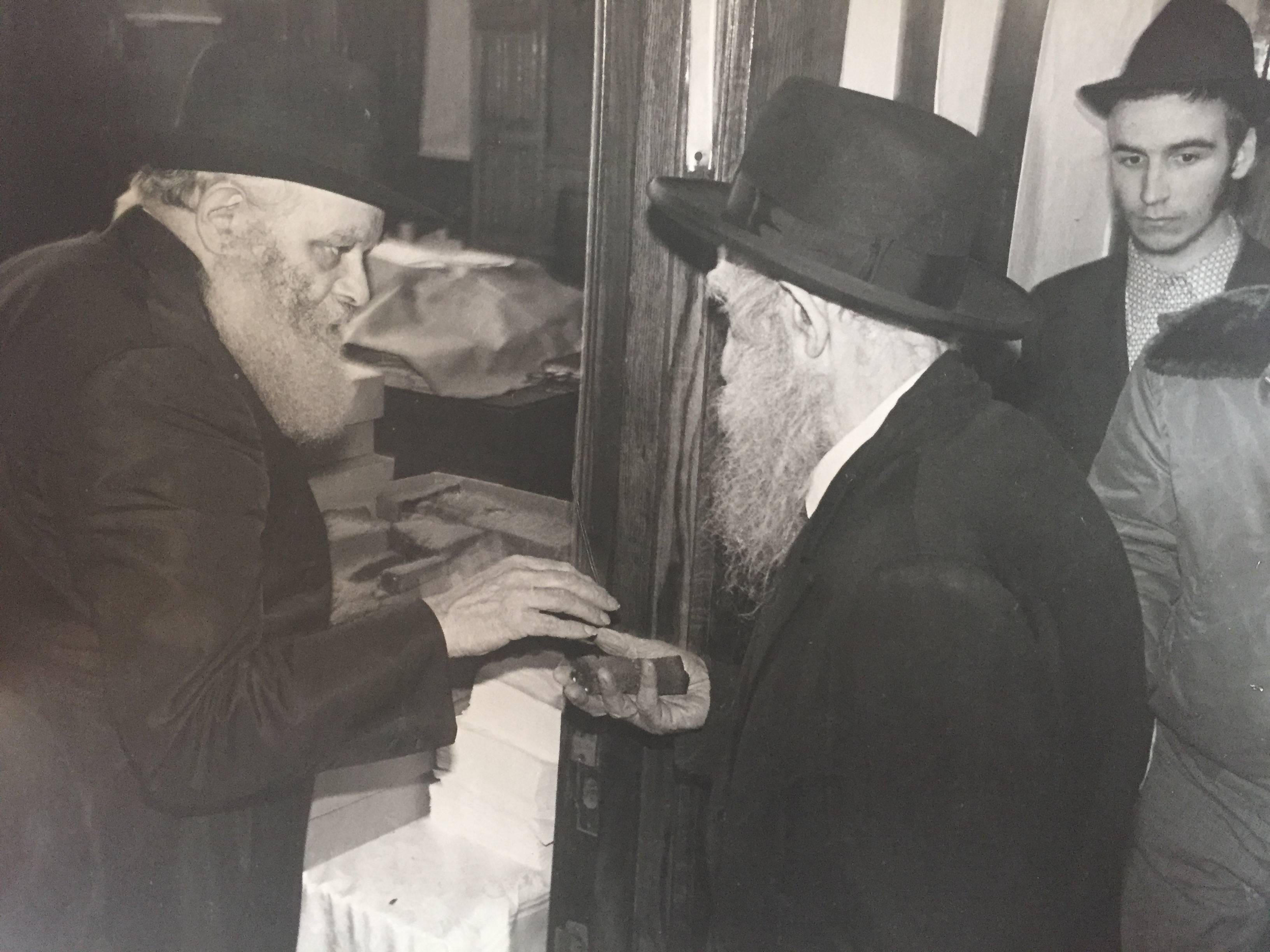 Levi Yitzchak Freidin Figurative Photograph – Seltenes Originalfoto aus dem Hof des Lubavitcher Rebbe 770 Chabad, Vintage