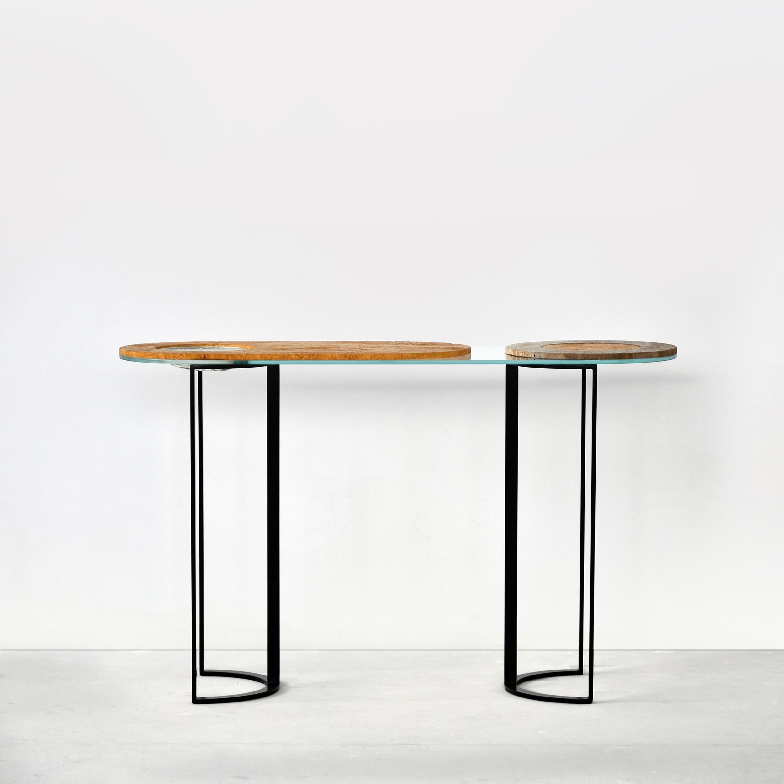 Lightness and essentiality of features, combined with the use of stones with a strong textural impact, is the hallmark of this console collection. The minimalism of the structures gives way to primary tactile materials. The bush-hammered processing