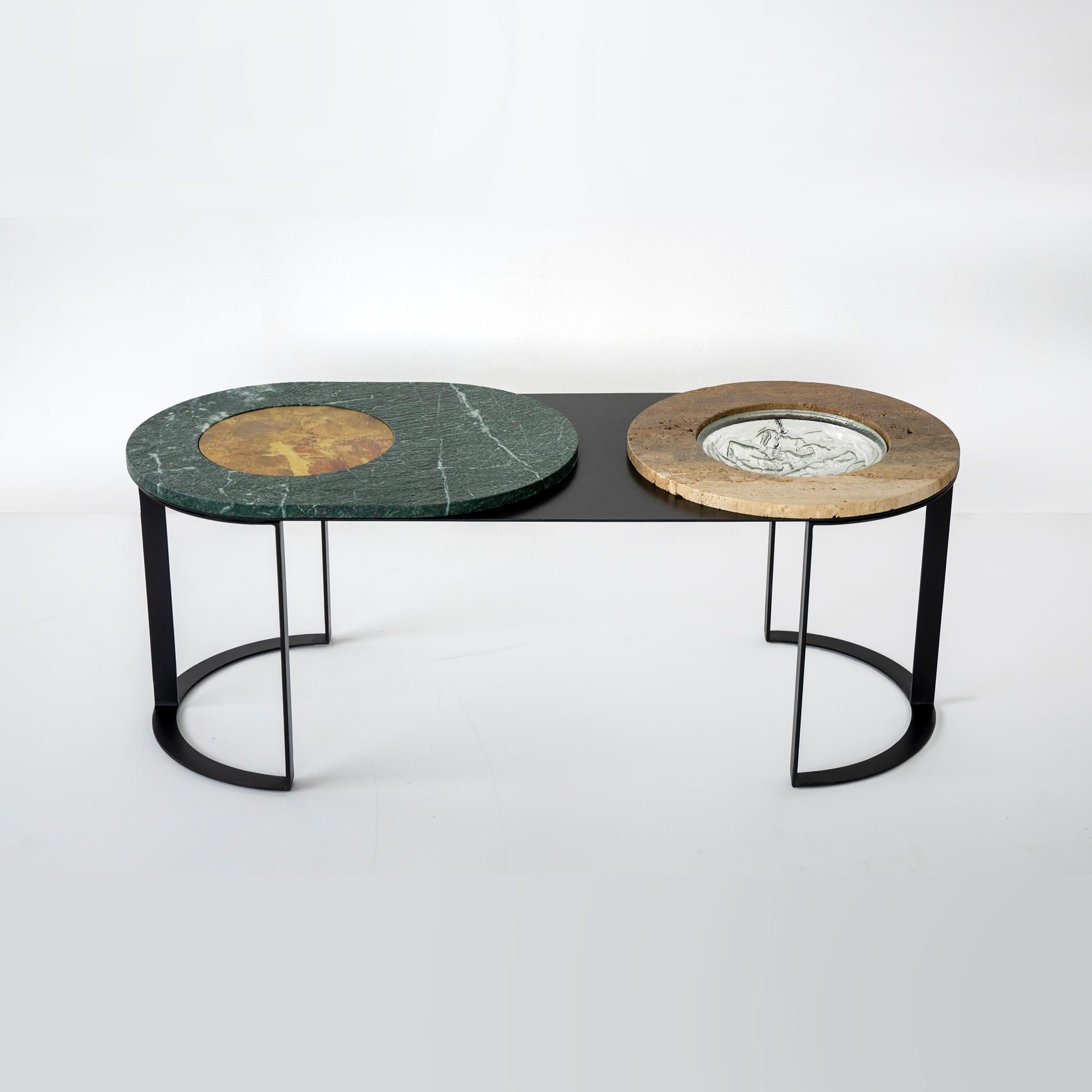 Petite table Levia Signa par Atlas Project
Dimensions : D 40 x L 105 x H 35 cm. 
MATERIAL : Fer peint en noir, marbre brun de Travertino, marbre vert du Guatemala, laiton antique et cristal fondu.

V.I.S.N.S.A.
La légèreté et l'essentialité des
