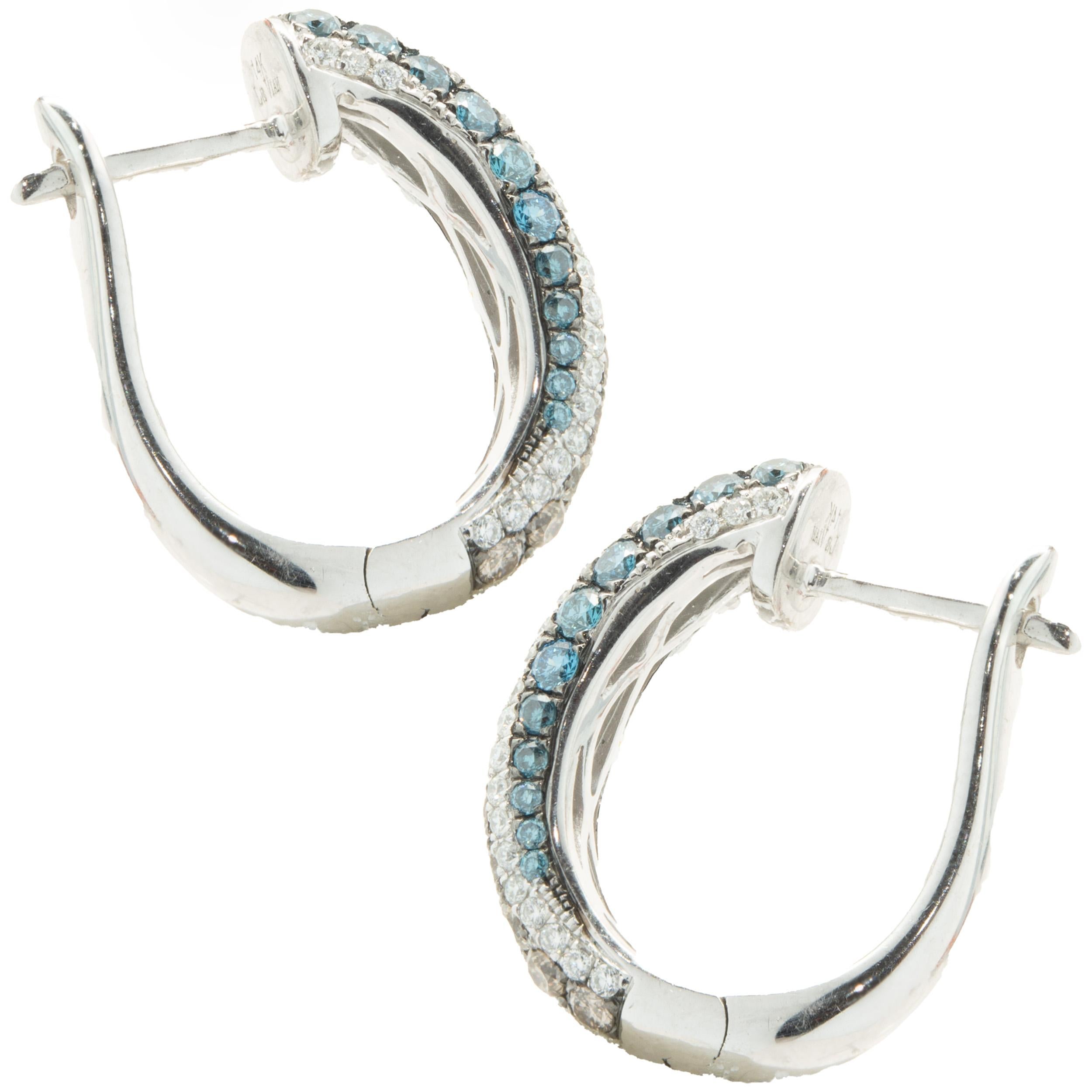 Designer: LeVian
MATERIAL: 14K Weißgold
Diamant: 42 Rundschliff = 0,42cttw
Farbe: Blau
Klarheit: SI1
Diamant: 88 Rundschliff = 0,88cttw
Farbe: Schokolade
Klarheit: SI1
Abmessungen: Ohrringe sind 18 mm lang
Gewicht: 5.13 Gramm