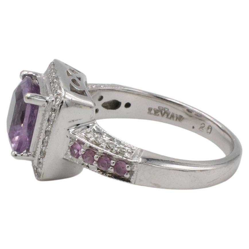 Levian 14 Karat Weißgold Natürlicher Diamant & Amethyst Rosa Saphir Cocktail Statement Ring 
Metall: 14k Weißgold
Gewicht: 6.12 Gramm
Größe: 7 (US)
Diamanten: Ca. 0,20 CTW H-I VS2-SI1 runde Naturdiamanten
Amethyst: 1,50 Karat
Rosa Saphire: 0,15