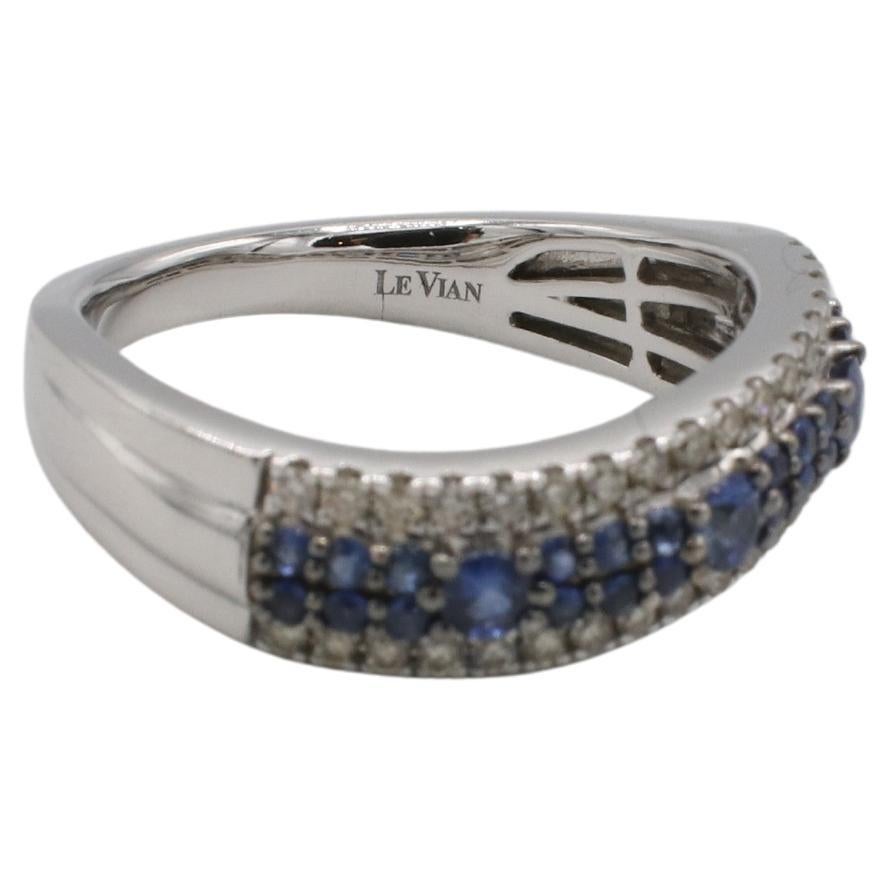 Levian 14 Karat Weißgold Natürlicher Diamant & Blauer Saphir Wave Band Ring (Rundschliff) im Angebot