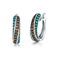 Belles boucles d'oreilles classiques LeVian en or blanc 14 carats avec diamants ronds bleus chocolat bruns