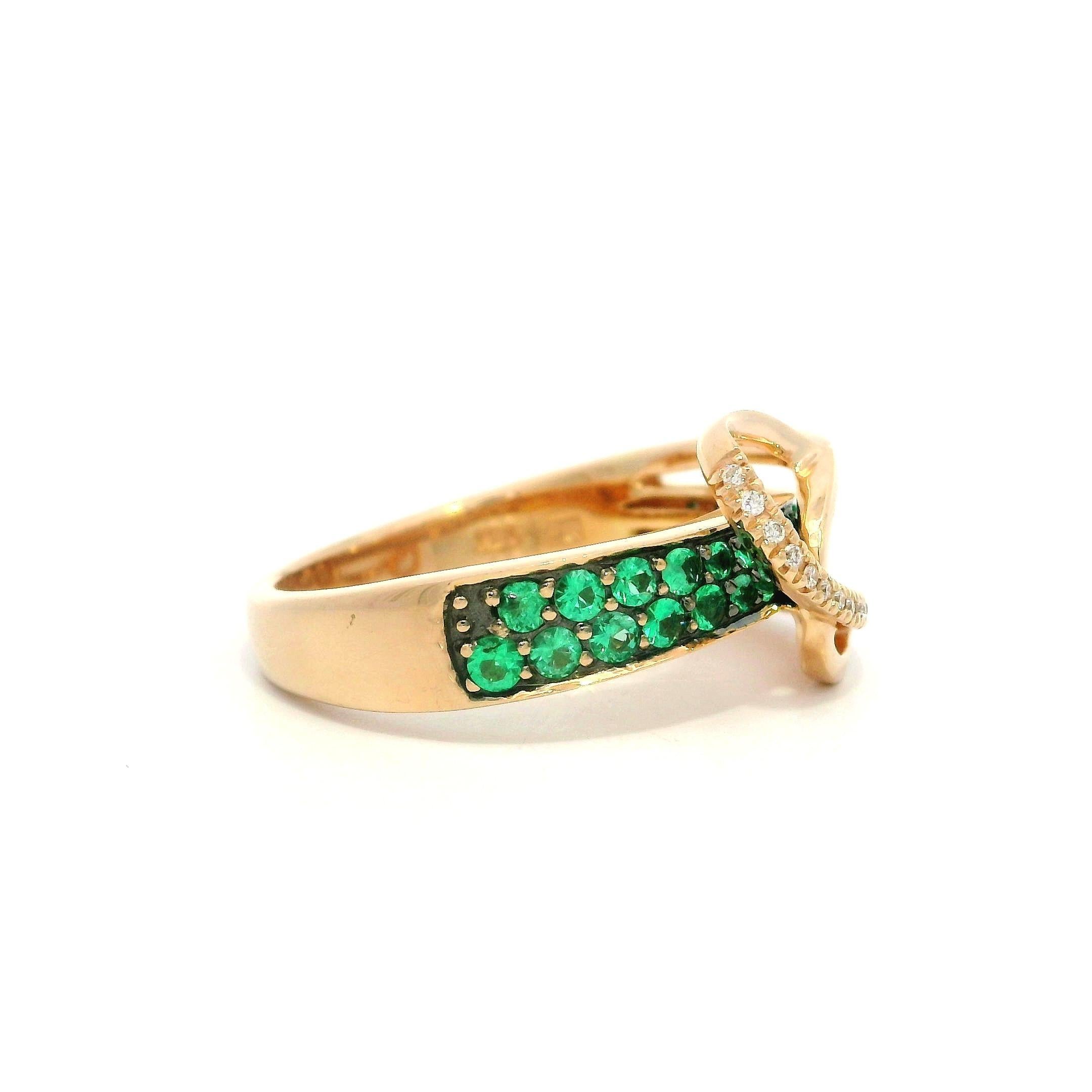 Taglio brillante Anello LeVian in oro giallo 14k da 0,58ctw con smeraldo e diamante incrociati in vendita