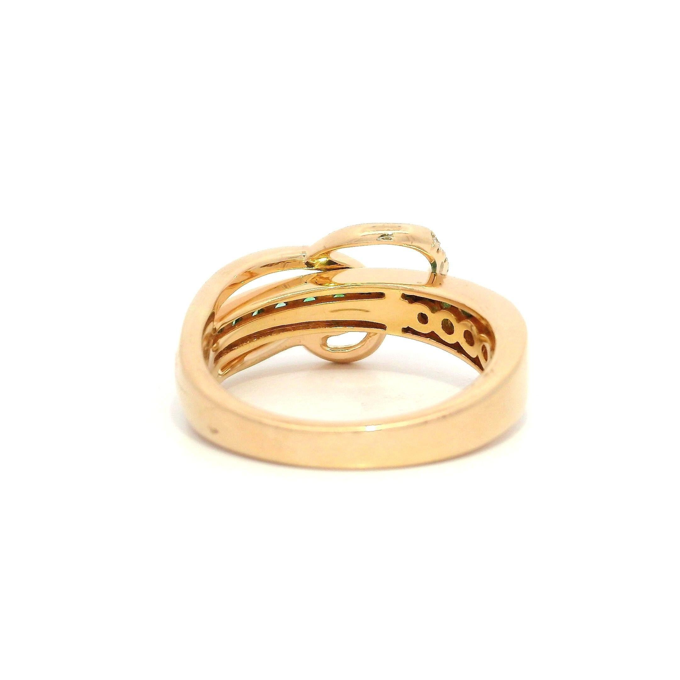 Anello LeVian in oro giallo 14k da 0,58ctw con smeraldo e diamante incrociati In condizioni ottime in vendita a Montclair, NJ