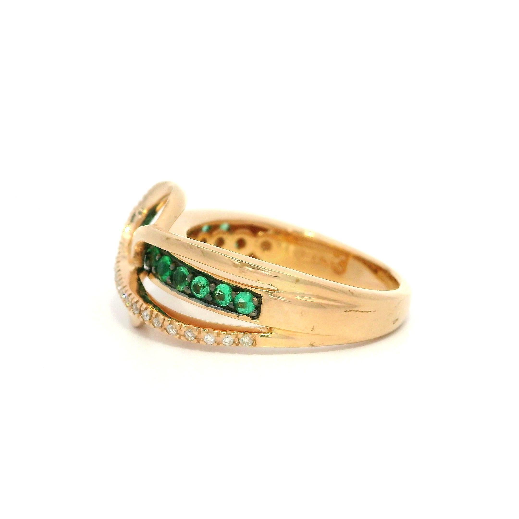 Donna Anello LeVian in oro giallo 14k da 0,58ctw con smeraldo e diamante incrociati in vendita