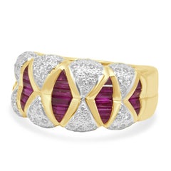 LeVian Ring aus 14-karätigem Gelbgold mit Rubin im Baguette-Schliff und Diamanten im Pavé-Setting