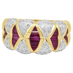 LeVian Ring aus 14-karätigem Gelbgold mit Rubin im Baguette-Schliff und Diamanten im Pavé-Setting