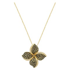 Collana LeVian con ciondolo a forma di fiore in oro giallo 14K con diamanti color cioccolato e bianchi, 20,0"