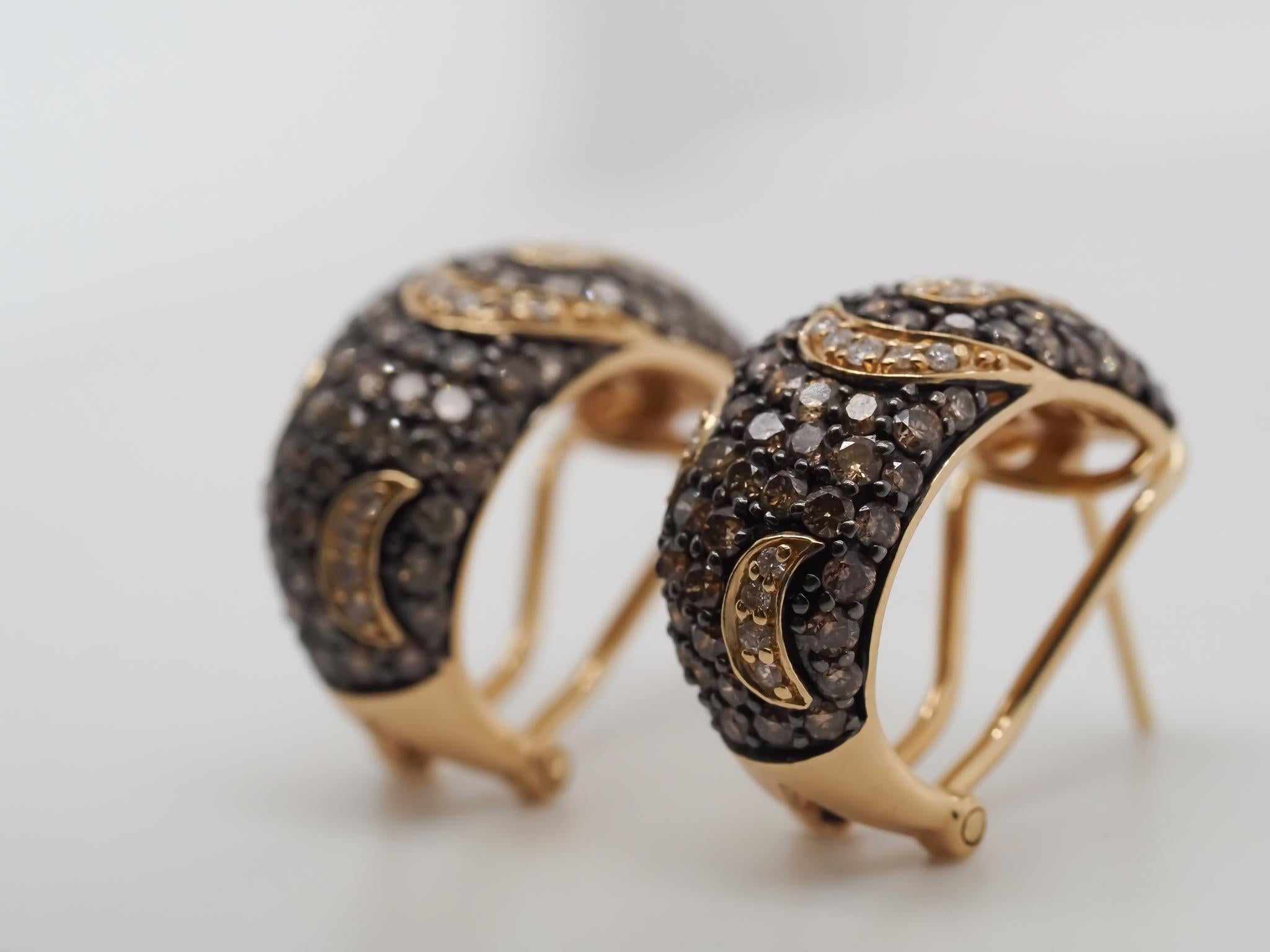 Year: 2000s
Item Details:
Metal Type: 14K Yellow Gold [Hallmarked, and Tested]
Weight: 10.3 grams
Diamond Details:
Weight: 1.50ct
Cut: Round Brilliant
Color: Chocolate and White Diamonds
Clarity: VS/SI
Measurements: .75 mm inches
Condition: