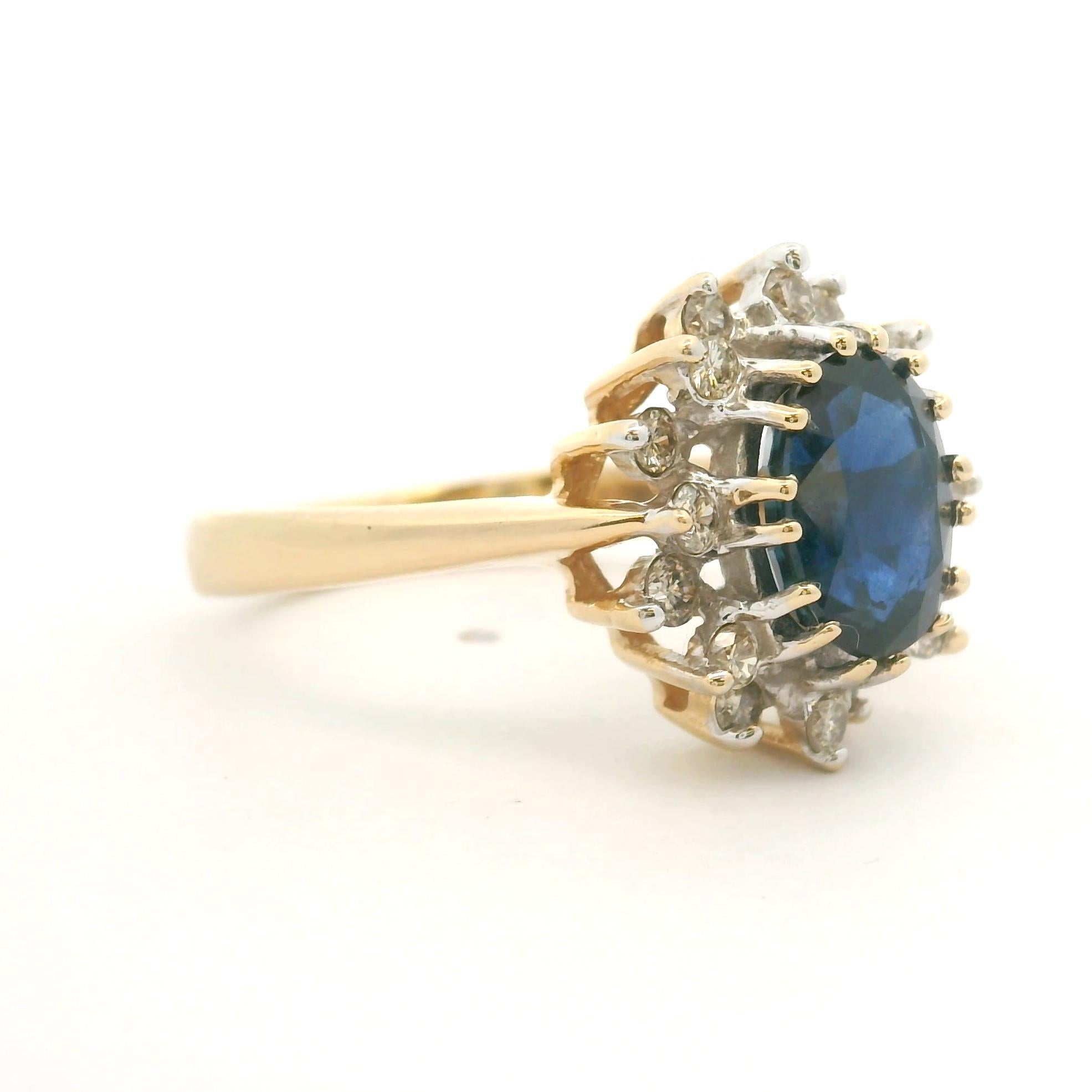 Zustand:  Ausgezeichneter Condit, Professionell gereinigt und poliert
Metall: 14k Gold (markiert und professionell getestet)
Gewicht: 5,7 g
Edelsteine:  Blauer Saphir im Ovalschliff 11mm x 8mm
Diamanten:  Natürliche Diamanten im Rundschliff