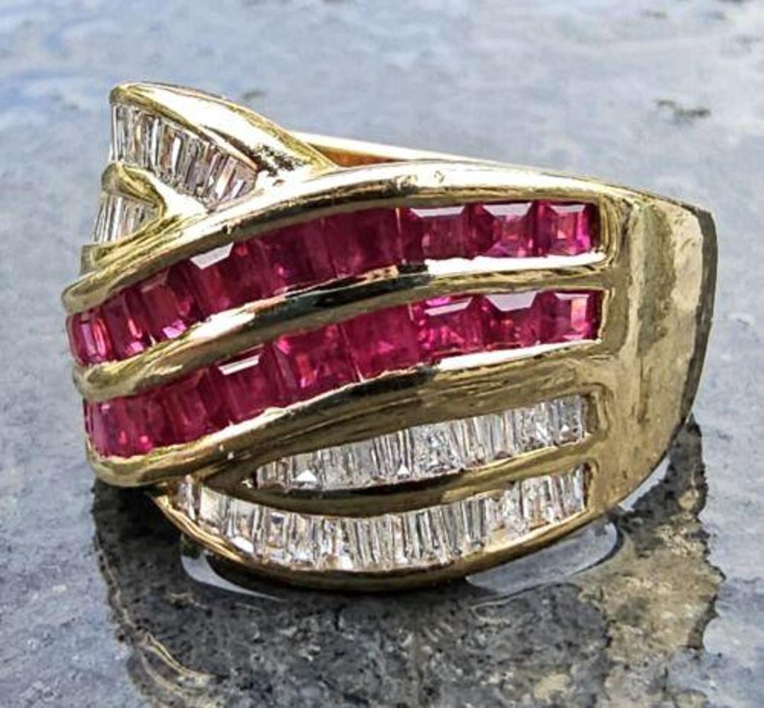Cette superbe bague Levian en or jaune 18 carats met en valeur de magnifiques diamants baguettes et des rubis de taille princesse sertis dans un design croisé à profil bas. Cette bague est parfaite pour les personnes qui apprécient les bijoux fins