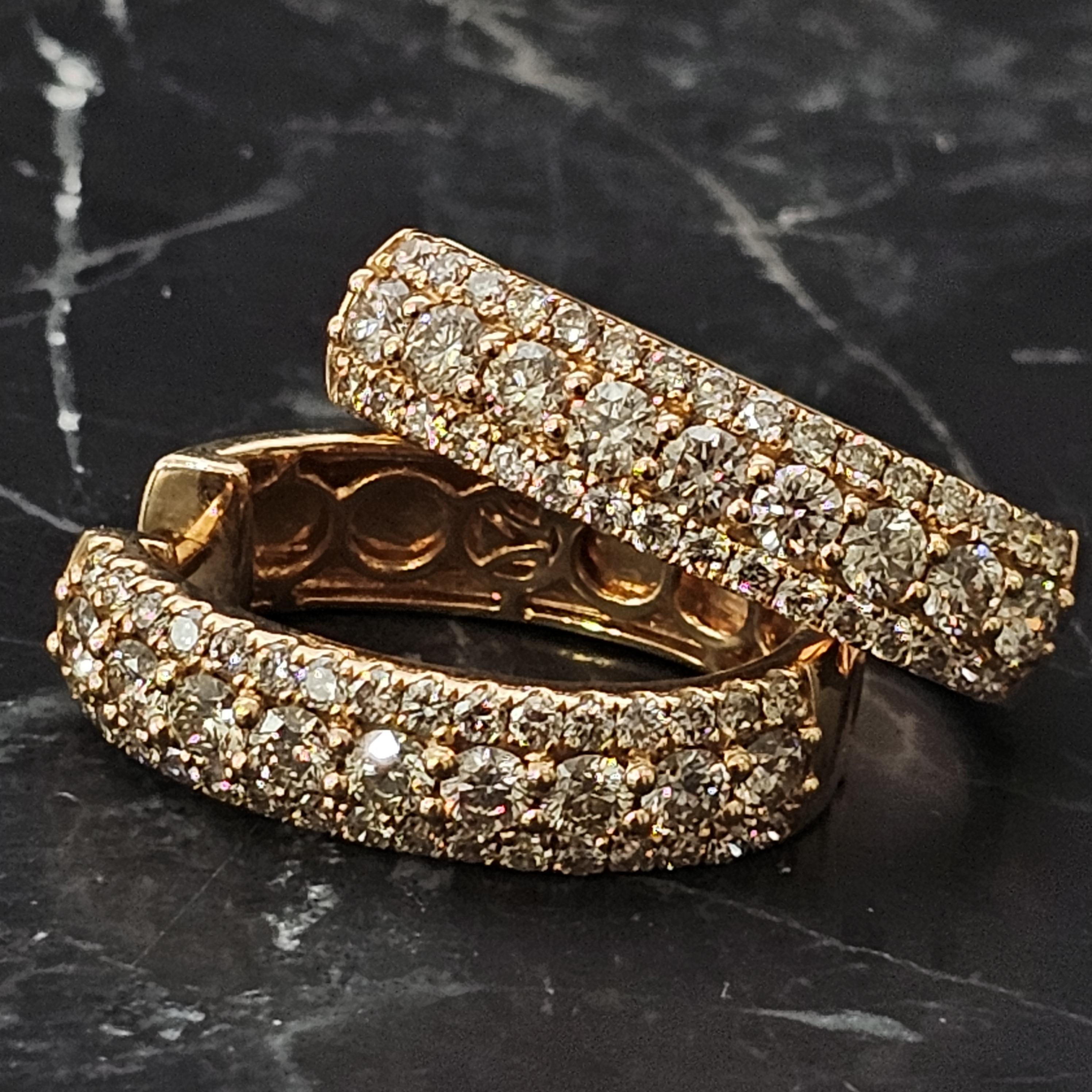 Questi incredibili orecchini a cerchio Levian Creme Brulee presentano un design lussuoso in oro rosa 18 carati, impreziosito da splendidi diamanti bianchi. La superficie è impreziosita da un totale di 3,0 carati di diamanti, che creano uno