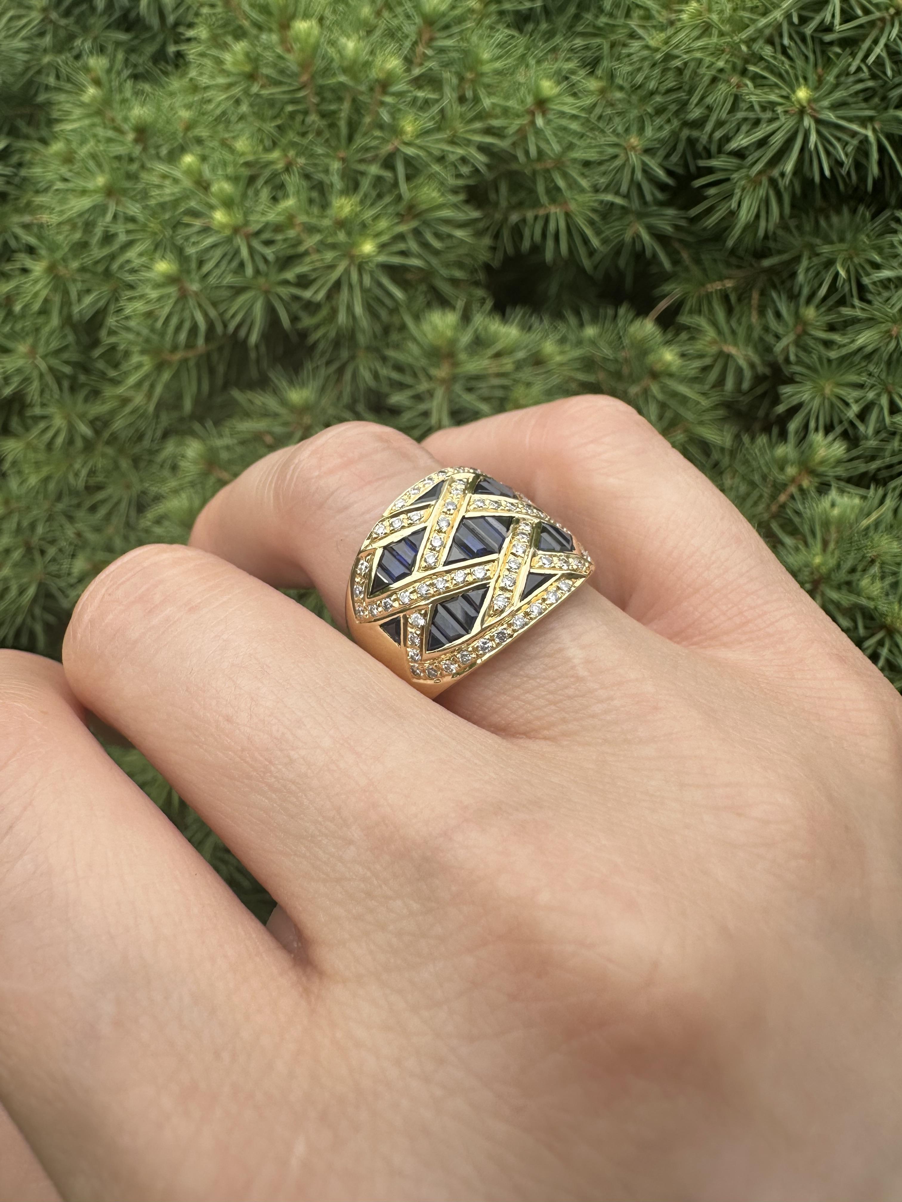 Anello Levian in oro giallo 18 carati con zaffiro e diamanti a reticolo e fascia larga a sigaro in vendita 6