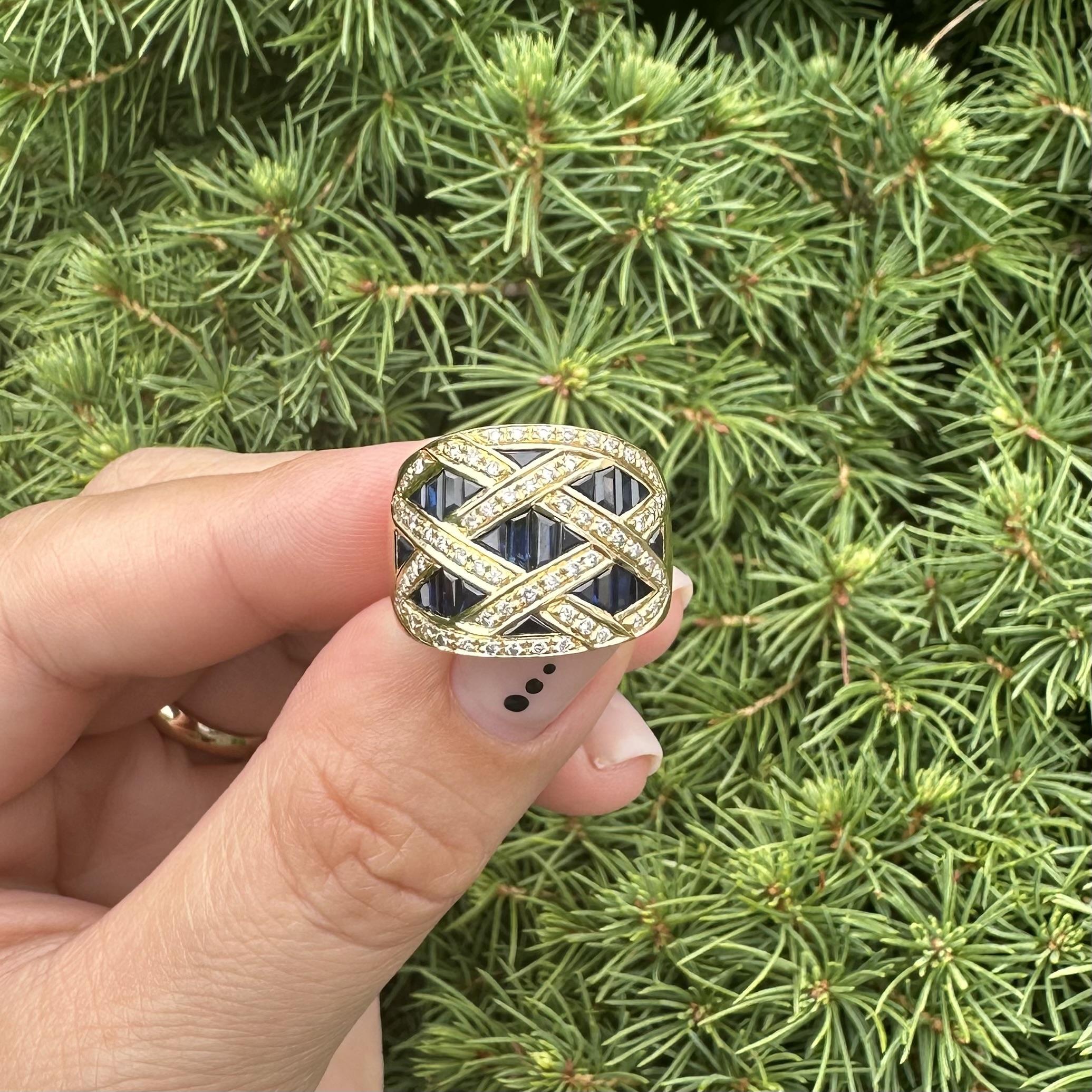 Anello Levian in oro giallo 18 carati con zaffiro e diamanti a reticolo e fascia larga a sigaro in vendita 7