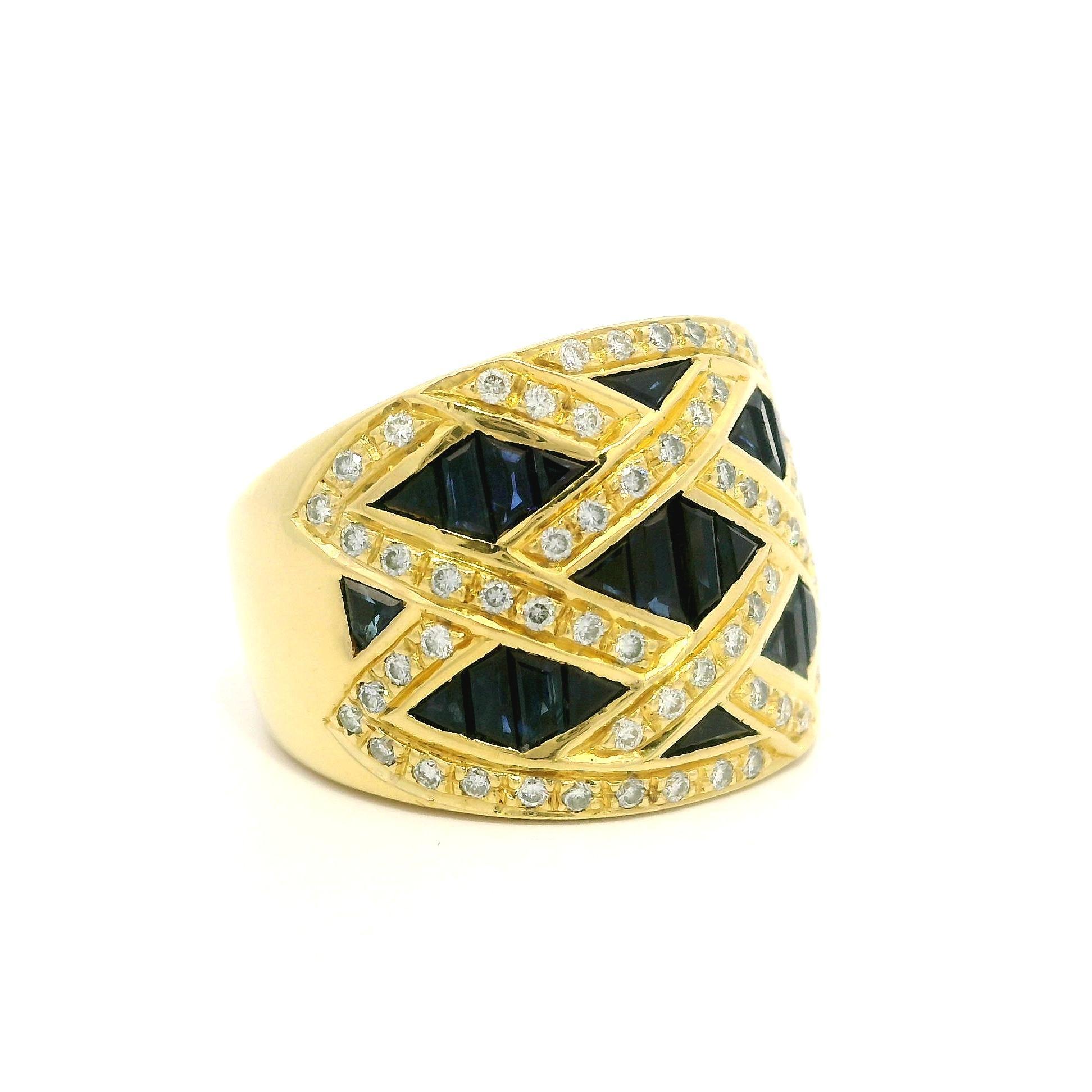 Taglio brillante Anello Levian in oro giallo 18 carati con zaffiro e diamanti a reticolo e fascia larga a sigaro in vendita
