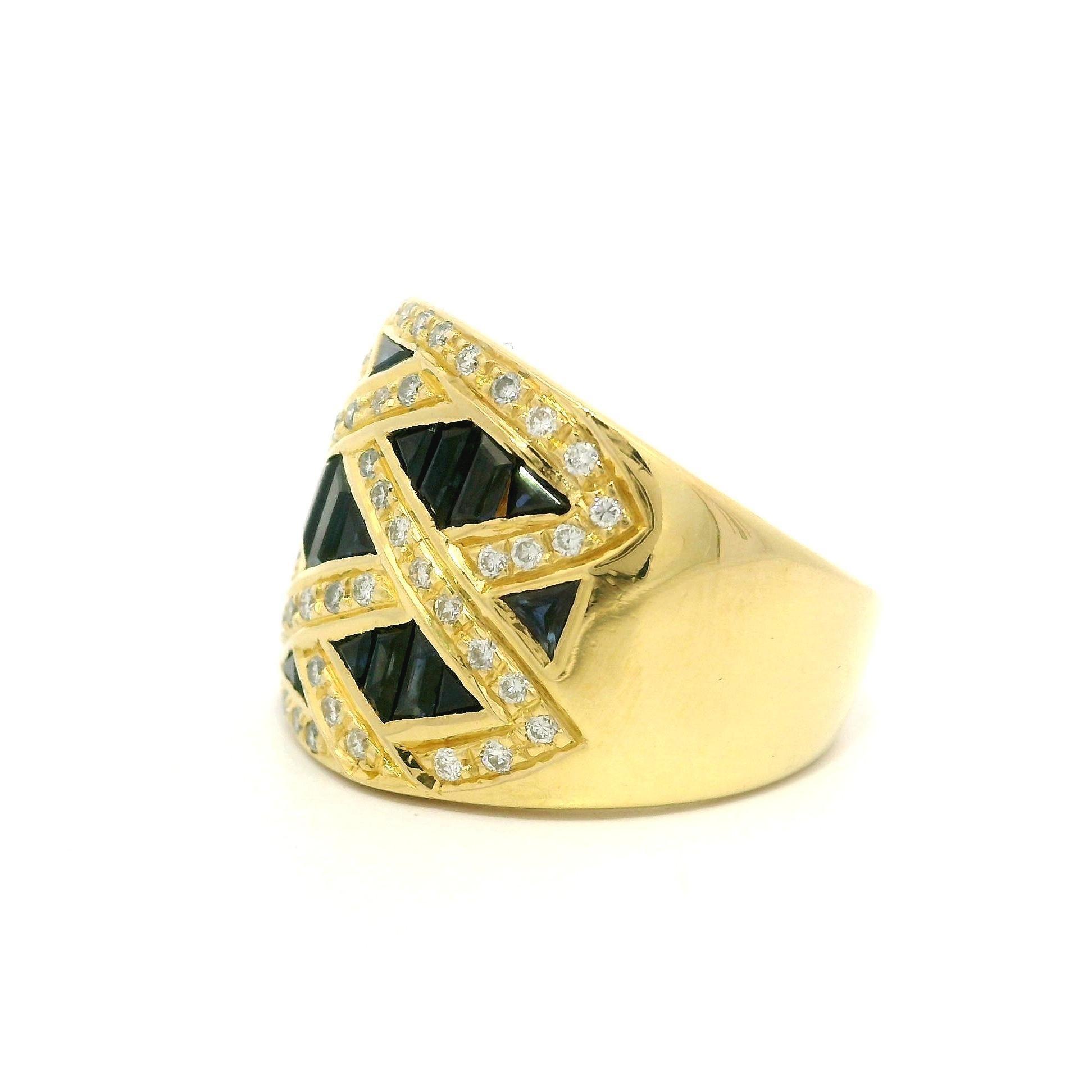 Donna Anello Levian in oro giallo 18 carati con zaffiro e diamanti a reticolo e fascia larga a sigaro in vendita