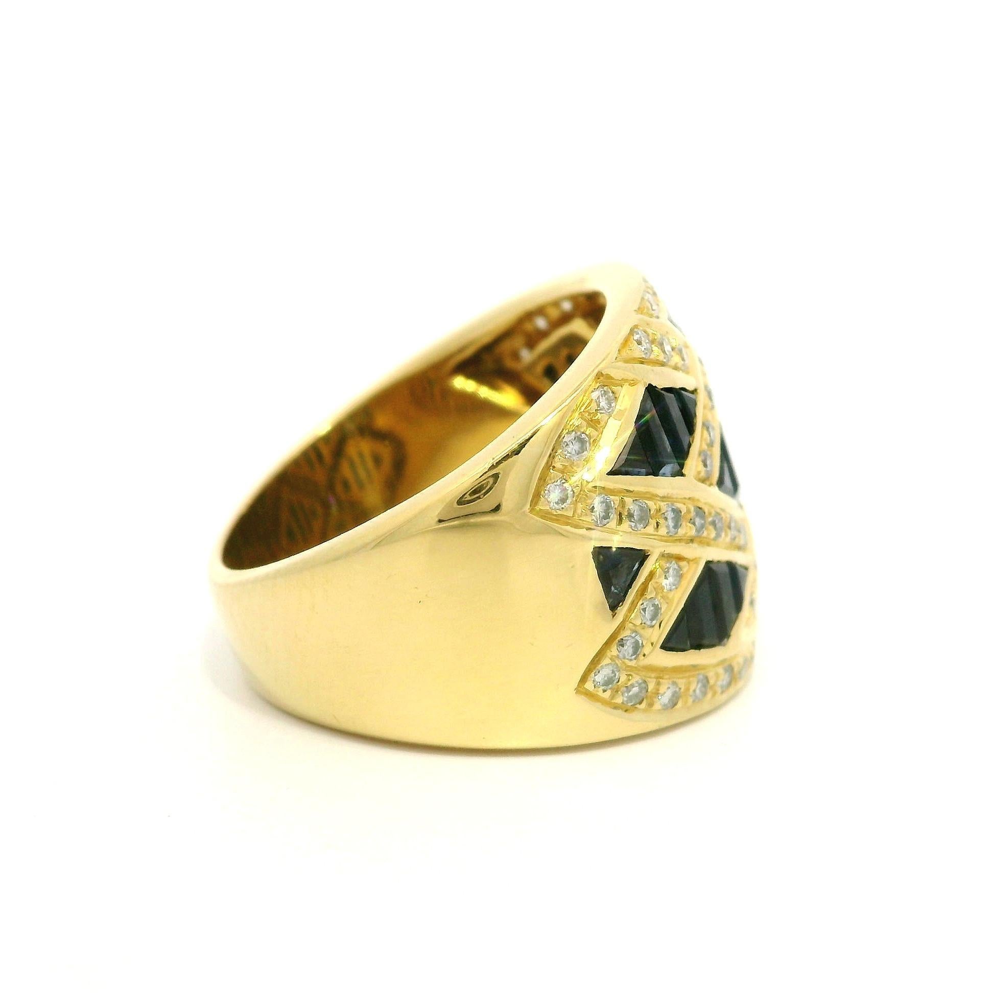 Anello Levian in oro giallo 18 carati con zaffiro e diamanti a reticolo e fascia larga a sigaro in vendita 2