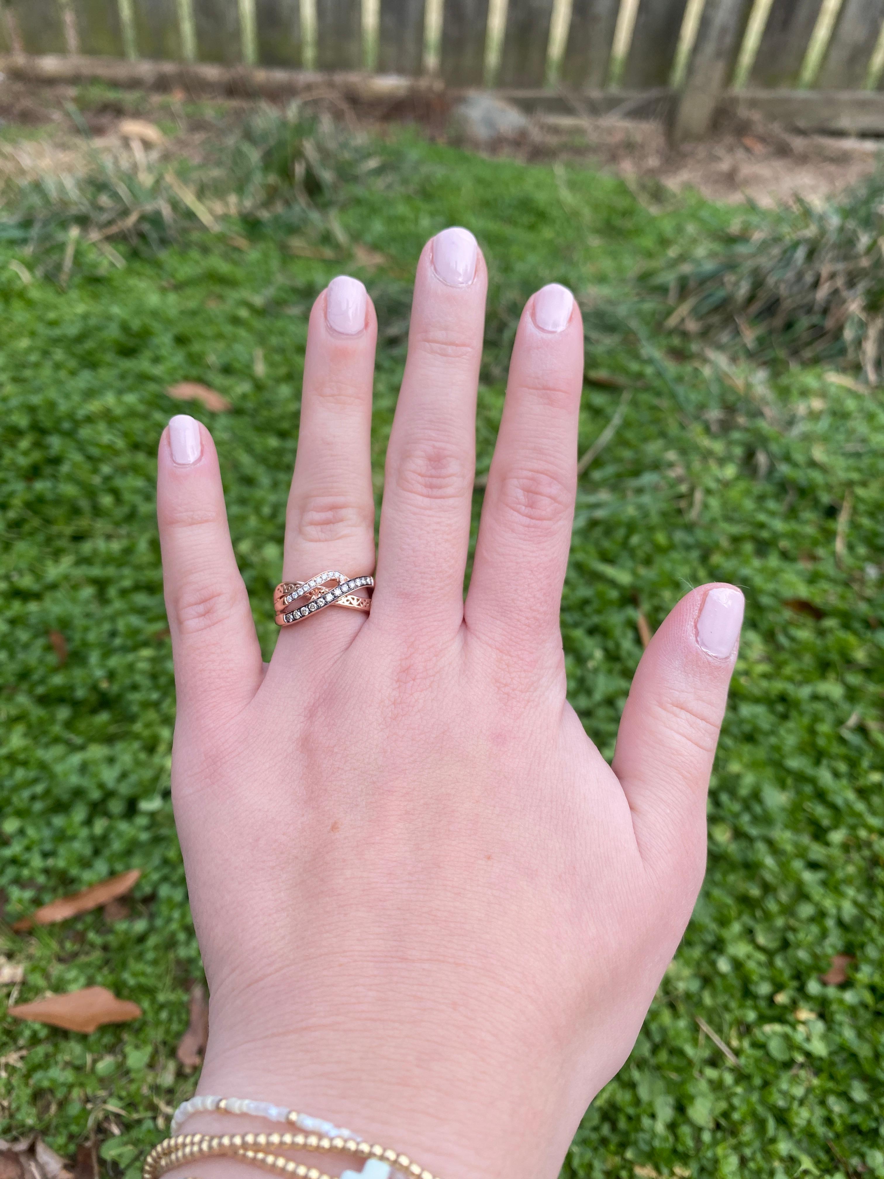 LeVian .23ctw Diamond Twisted Band Ring, 14k Rose Gold, Taille 6.75 en vente 2